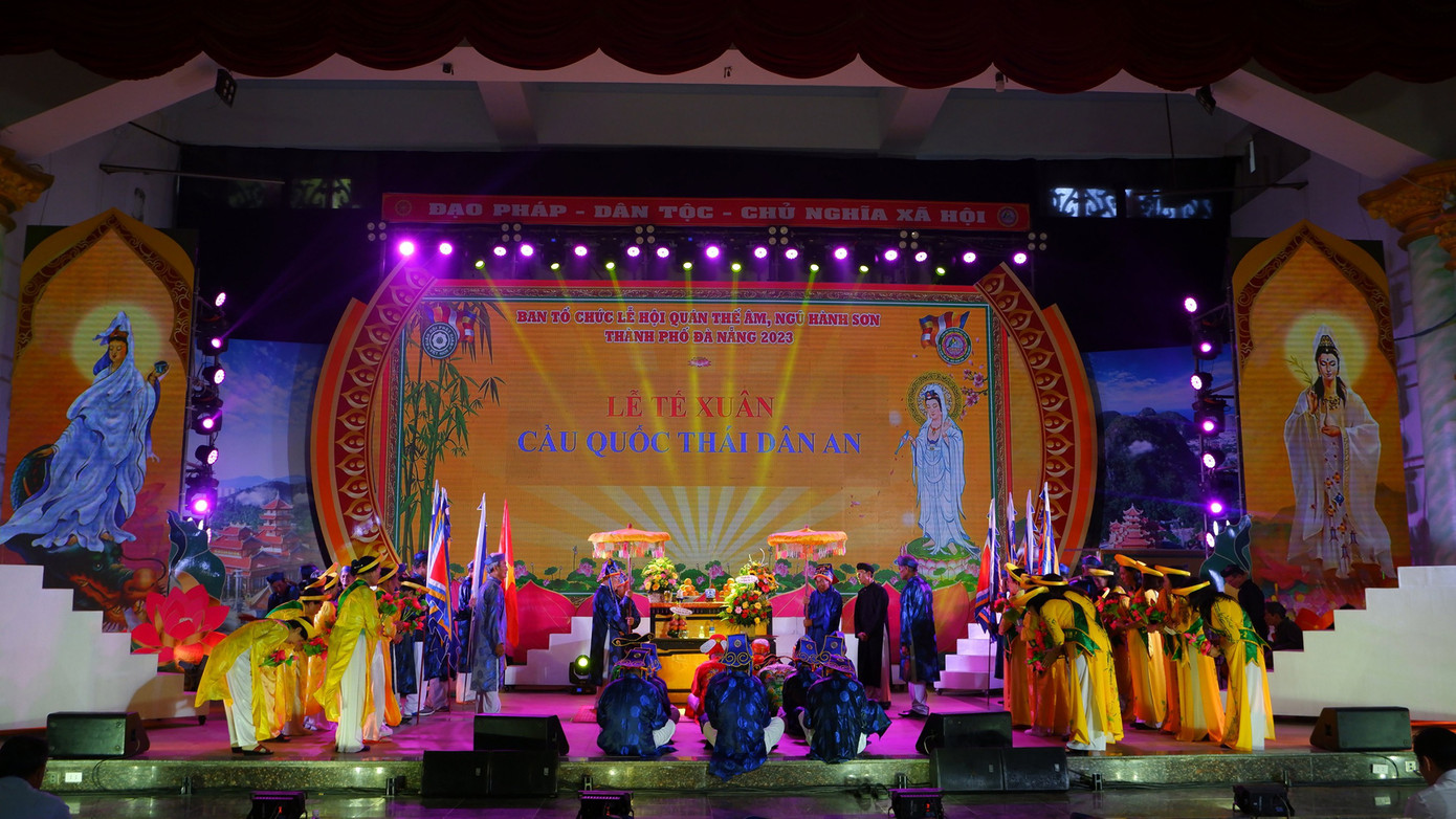 Lễ tế Xuân (cúng Sơn Thủy, Thổ Thần) cầu quốc thái dân an. Ảnh: Khánh - Hà.
