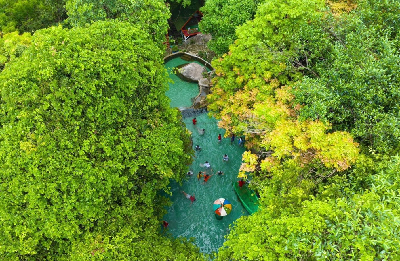 Khu du lịch Suối Chí (huyện Nghĩa Hành) thu hút đông đảo du khách.