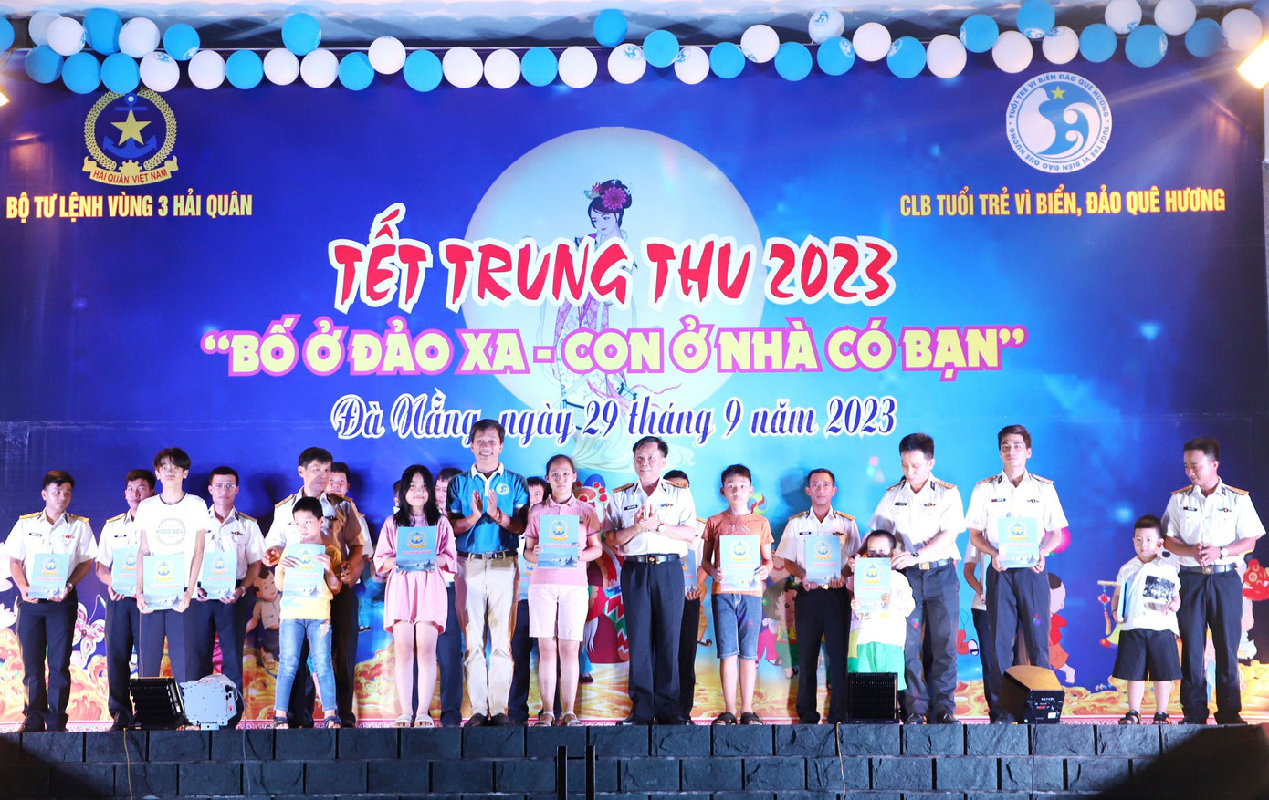 Đại tá Nguyễn Thiên Quân và đồng chí Trần Vũ Thành, Chủ nhiệm CLB Tuổi trẻ vì biển đảo quê hương trao quà cho các cháu bị khuyết tật, bệnh lý nặng. (Ảnh: Hoàng Diệu)