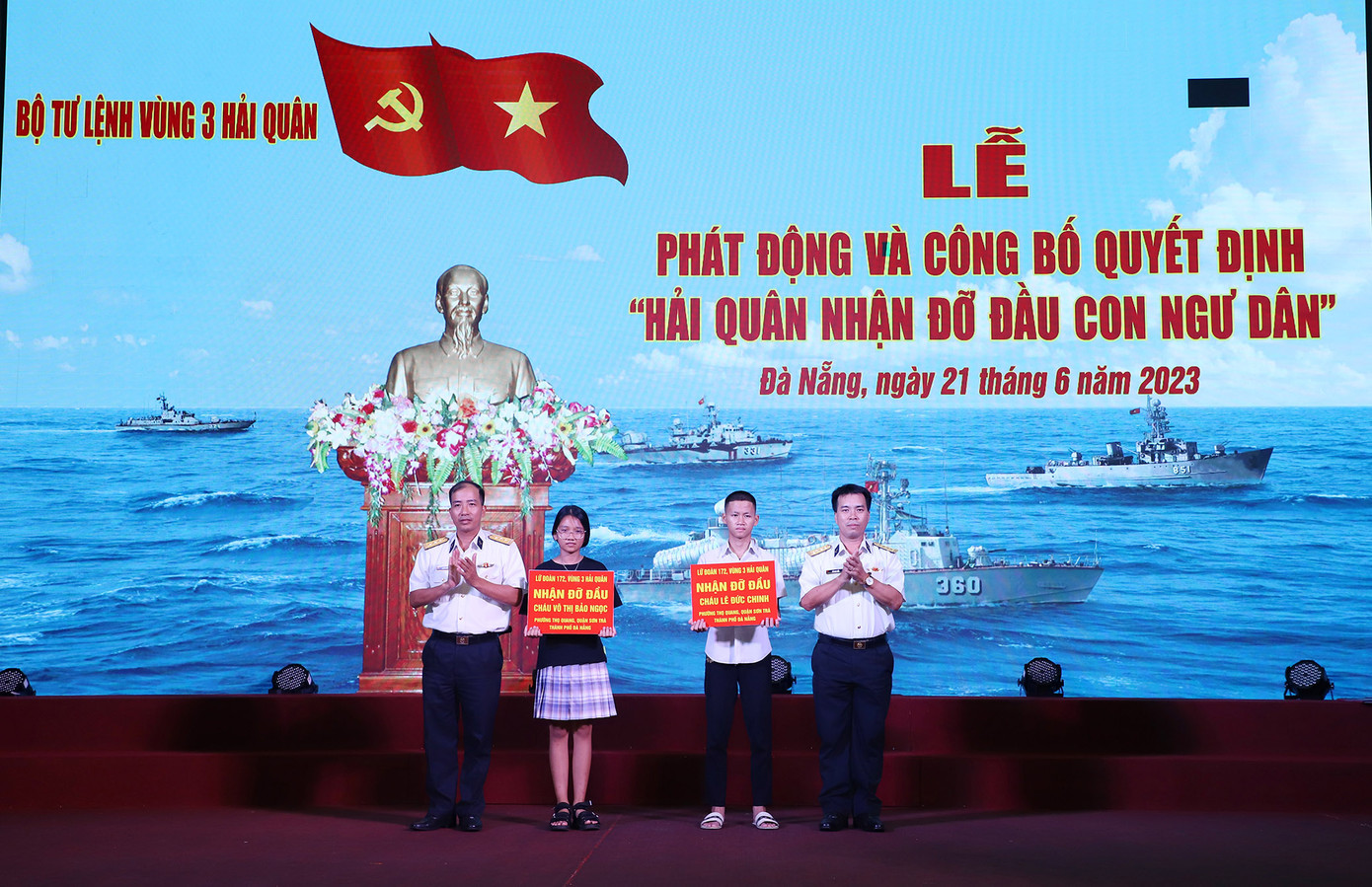 Thủ trưởng Bộ Tư lệnh Vùng 3 trao quyết định nhận đỡ đầu các cháu (ảnh trái), và Chỉ huy Lữ đoàn 172 nhận đỡ đầu các cháu (Ảnh: Hoàng Diệu) Thủ trưởng Bộ Tư lệnh Vùng 3 trao quyết định nhận đỡ đầu các cháu (ảnh trái), và Chỉ huy Lữ đoàn 172 nhận đỡ đầu các cháu (Ảnh: Hoàng Diệu)