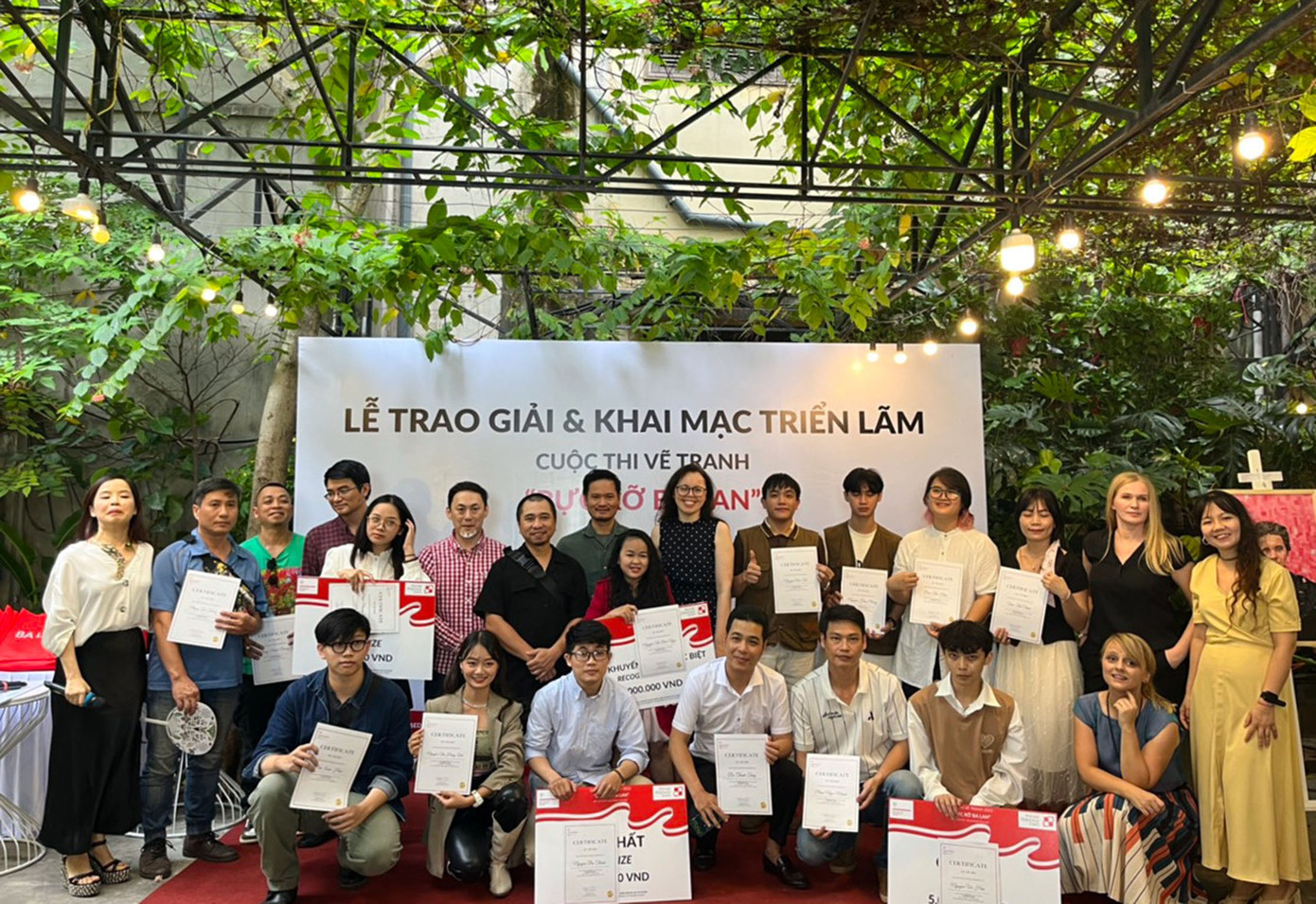 Nguyễn Hữu Phùng và Nguyễn Anh Tài (đứng thứ 5 và 6 từ phải qua ở hàng trên) nhận giải Khuyến khích tại cuộc thi vẽ “Rực rỡ Ba Lan” Nguyễn Hữu Phùng và Nguyễn Anh Tài (đứng thứ 5 và 6 từ phải qua ở hàng trên) nhận giải Khuyến khích tại cuộc thi vẽ “Rực rỡ Ba Lan”