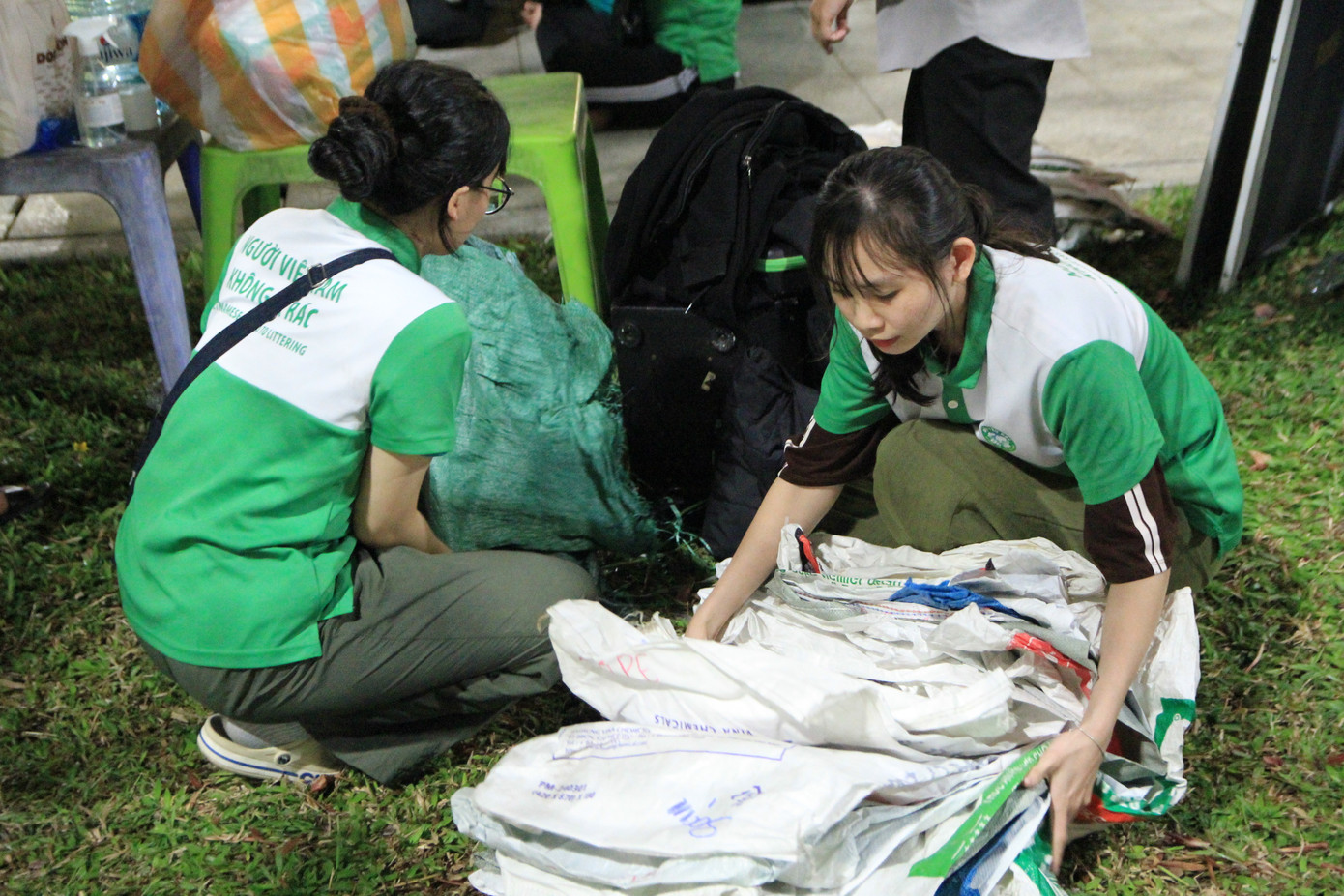 Trước khi bắt tay vào dọn dẹp, các tình nguyện viên cẩn thận chuẩn bị đầy đủ bao tay, bao tải, kẹp gắp rác… Mọi thứ được sắp xếp gọn gàng, sẵn sàng làm sạch môi trường sau sự kiện.