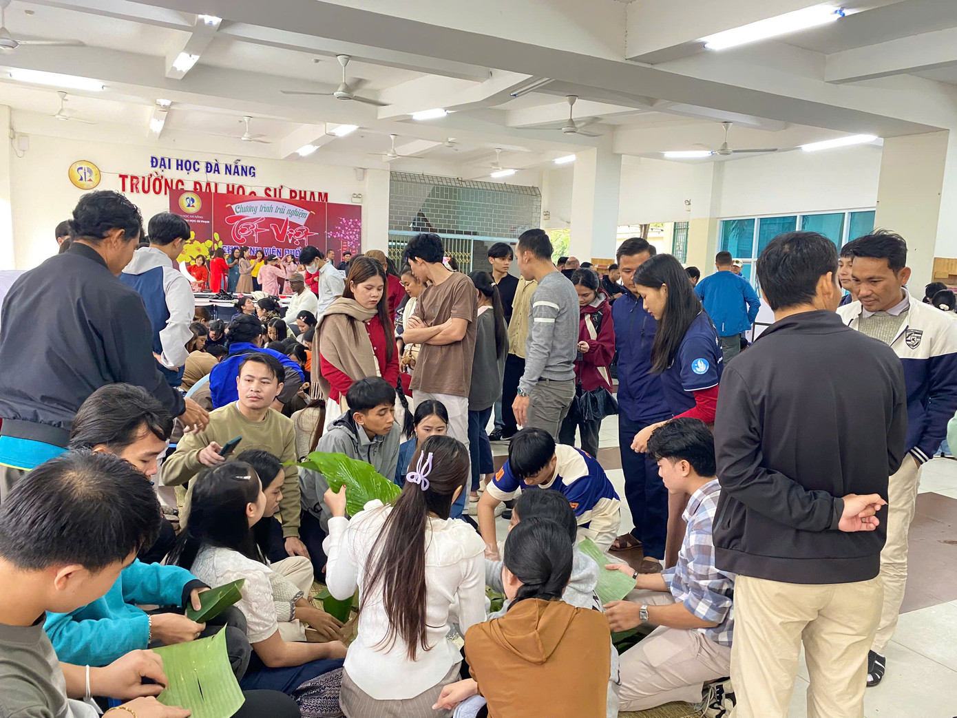 Chương trình diễn ra trong khuôn viên trường ĐH Sư phạm (ĐH Đà Nẵng) với sự tham gia của gần 200 sinh viên đến từ 24 nước đang theo học tại trường. Ảnh: Minh Hiền