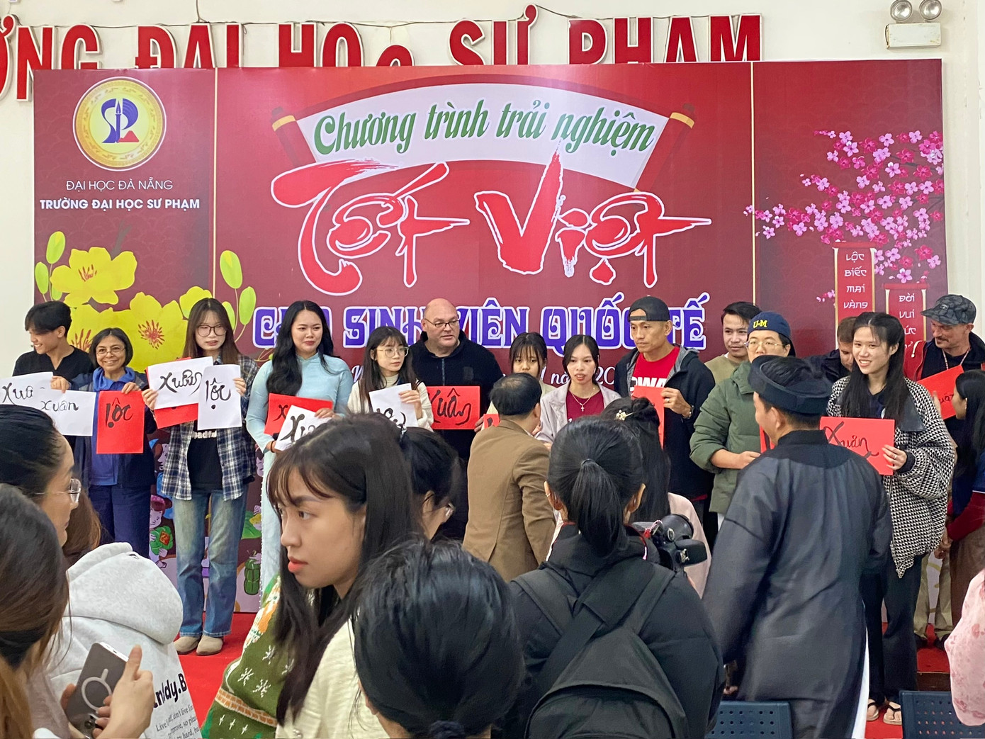 Không khí nhộn nhịp của Tết cổ truyền Việt Nam đến sớm với các bạn sinh viên.