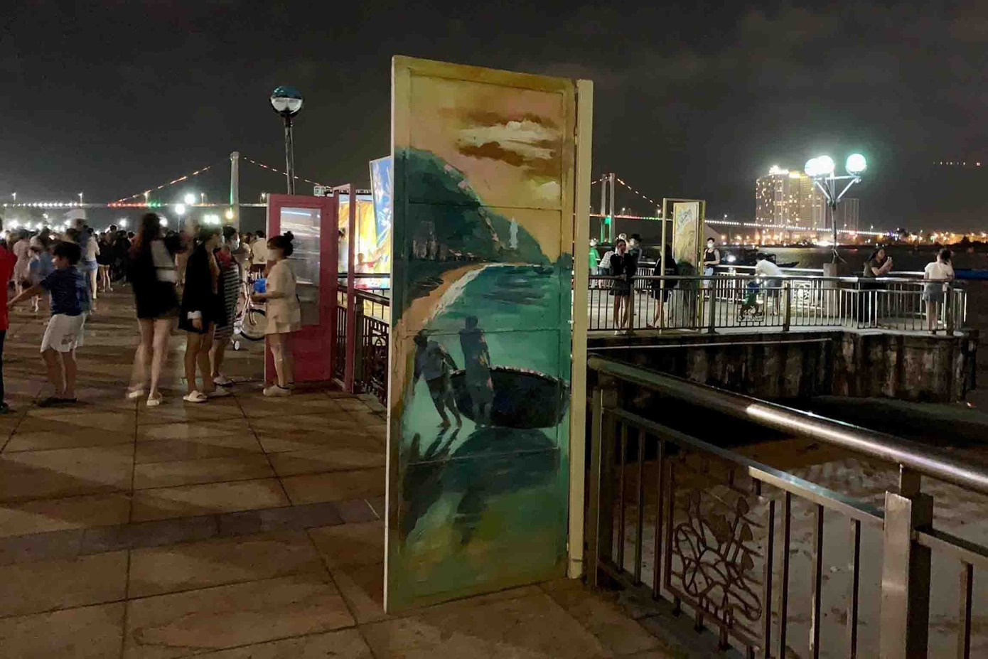 Những “ô cửa điện ảnh” được các họa sĩ Đà Nẵng kỳ công thực hiện. Mỗi cánh cửa là câu chuyện được người nghệ sĩ khéo léo lồng ghép, trưng bày tại khu vực chiếu phim, mang đến cho người dân và du khách không gian “sống ảo” độc đáo. Ảnh: Hòa Vũ.