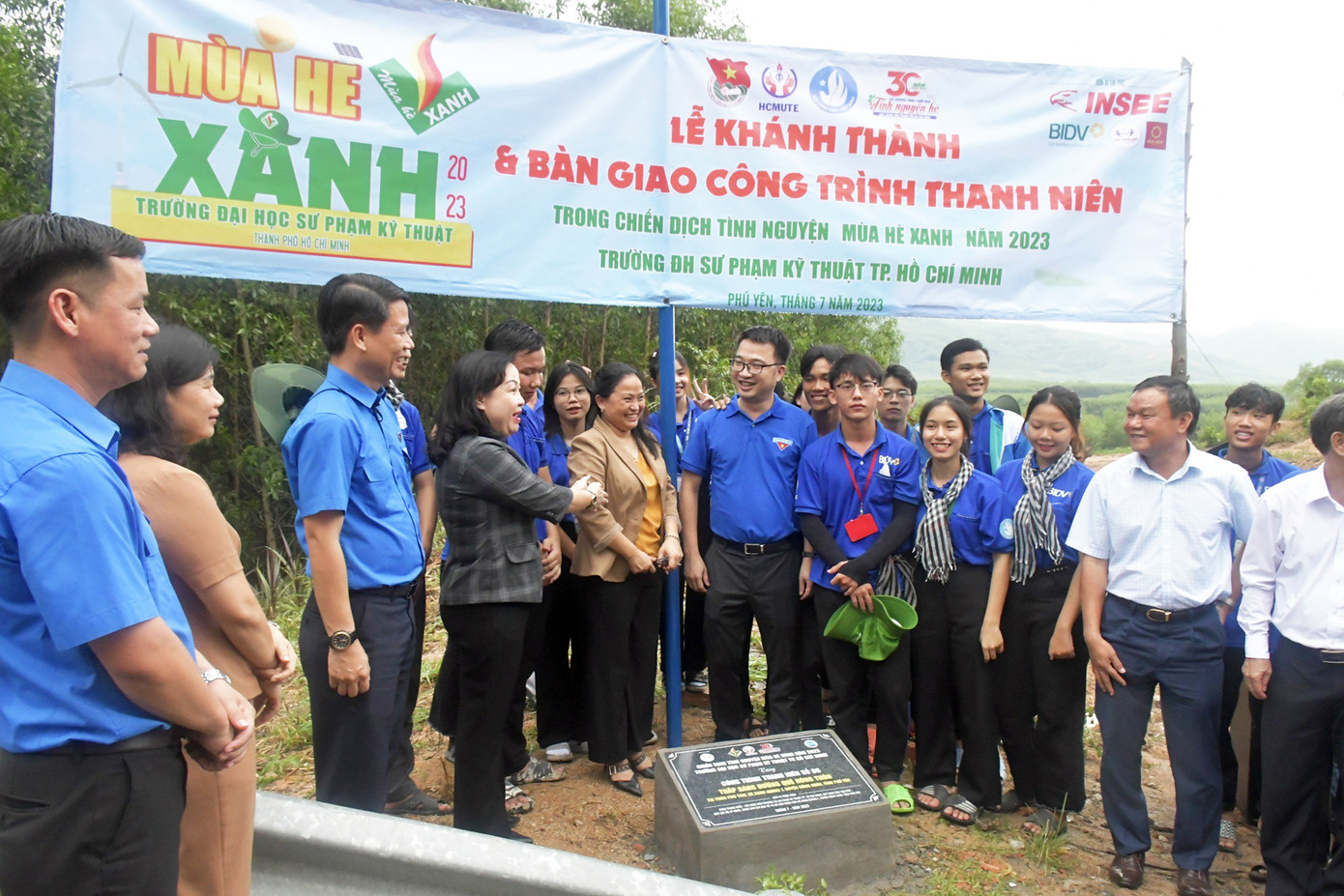 Bí thư T.Ư Đoàn Nguyễn Tường Lâm và lãnh đạo tỉnh thăm hỏi sức khỏe, tặng quà động viên các SVTN Mùa hè xanh Trường Đại học Sư phạm Kỹ thuật TP. Hồ Chí Minh. Ảnh: Huyền Oanh