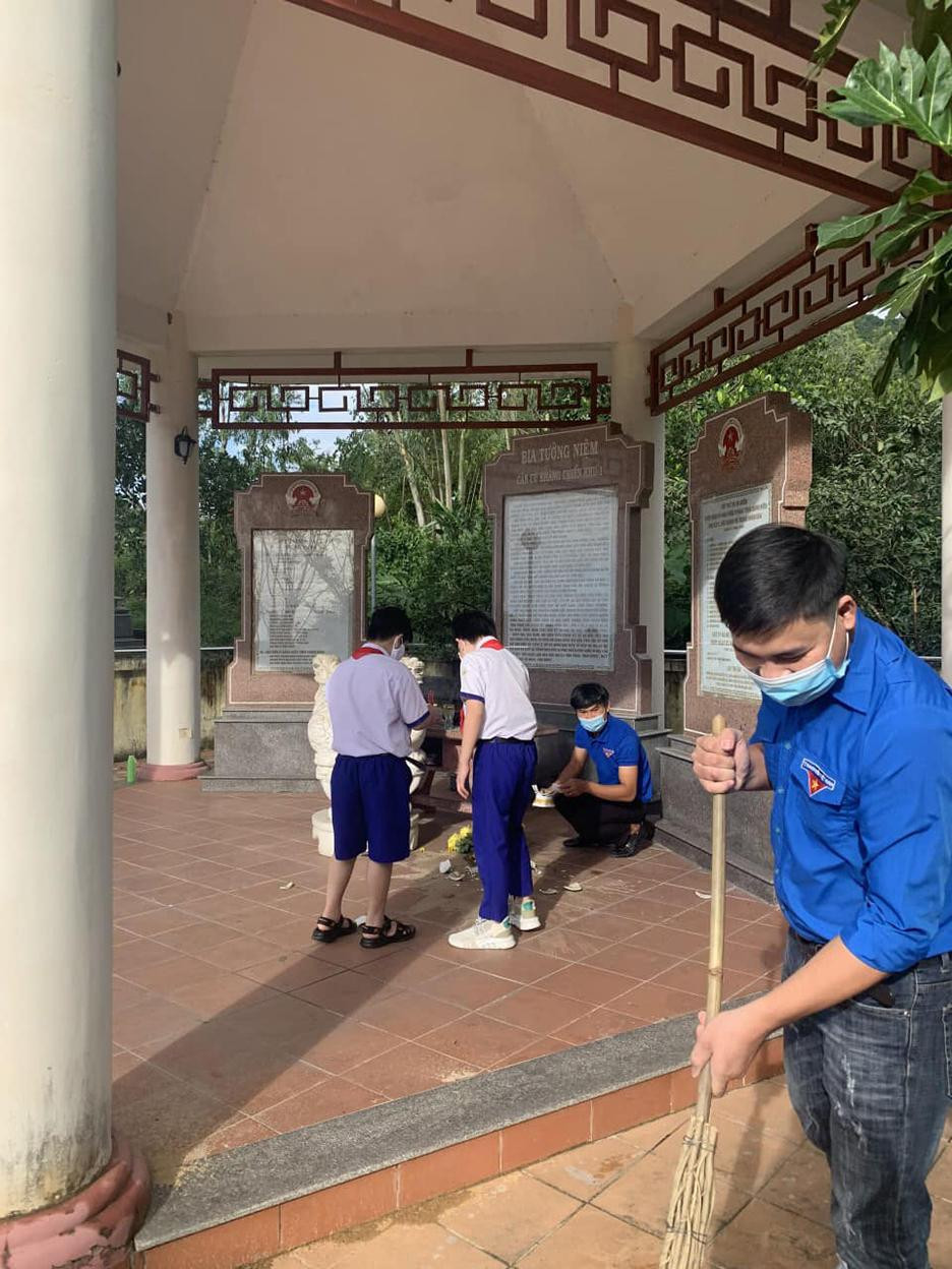 Dọn dẹp và viếng hương tại Bia di tích căn cứ kháng chiến khu 1 cánh Bắc Hòa Vang và Bia di tích chiến thắng cầu Thủy Tú - Nam Ô Dọn dẹp và viếng hương tại Bia di tích căn cứ kháng chiến khu 1 cánh Bắc Hòa Vang và Bia di tích chiến thắng cầu Thủy Tú - Nam Ô