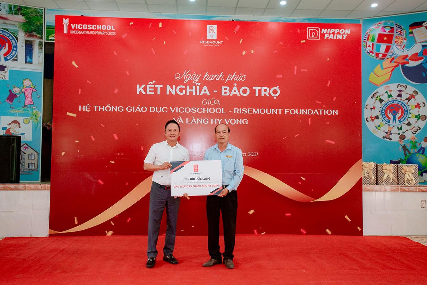 Ông Bùi Đức Long trao bảo trợ toàn phần cho Làng Hy Vọng Đà Nẵng thông qua Giám đốc Làng - thầy Phan Thanh Vinh