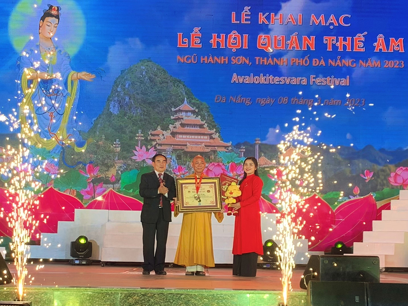 Ông Ngô Quang Xuân - Phó Chủ tịch Hội Kỷ lục gia Việt Nam trao bằng kỷ lục Việt Nam cho 16 bức tranh sứ màu cẩn trên tường 4 tháp chùa Quán Thế Âm cho Hòa thượng Thích Huệ Vinh - Phó Trưởng Ban trị sự GHPGVN TP Đà Nẵng, trụ trì chùa Quán Thế Âm. Ảnh: Khánh - Hà.