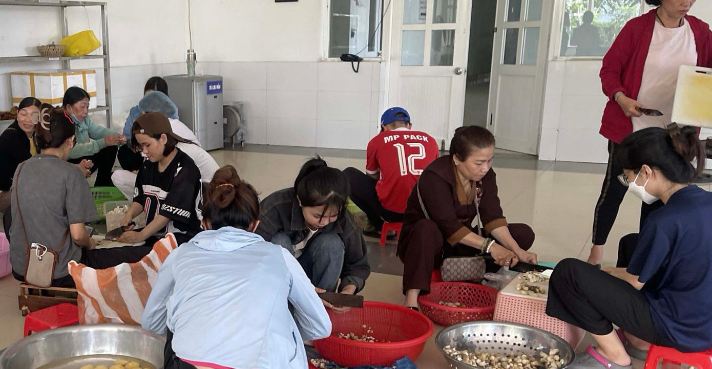 Mới đây, CLB “Thiện nguyện sức trẻ” đã kết nối với nhóm tình nguyện “Quê mình Đại Lộc” trao 800 suất ăn và 1.120 hộp sữa cho các bệnh nhân và người nhà tại Bệnh viện Ung bướu Đà Nẵng.