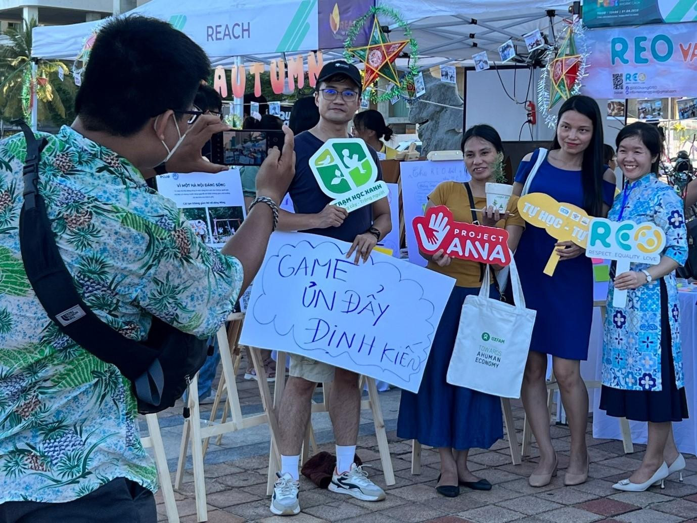 “Đến với sự kiện lần này, chúng mình mong muốn góp phần xây dựng thói quen đọc sách và các hoạt động khuyến đọc cho các bạn sinh viên và học sinh. Câu lạc bộ của chúng mình được thành lập ở Hà Nội vào năm 2013, còn ở Đà Nẵng thì CLB chỉ mới hoạt động được 1 năm và tất cả các founder của các CLB đều ở Hà Nội” - bạn Thanh Thảo, 20 tuổi, thành viên của CLB Sách và Hành động, chia sẻ - Ảnh: Thuỳ Nhi