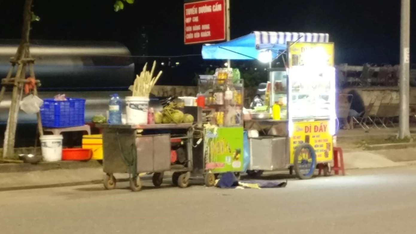Dọc tuyến đường ven biển Nguyễn Tất Thành, nhiệt độ về đêm xuống thấp kèm theo những cơn gió buốt thổi từ biển vào, nhưng những chiếc xe bán đồ ăn dạo vẫn xuất hiện khá nhiều. Họ phải thức thâu đêm, căng mình chống chọi với cái khắc nghiệt của thời tiết vì phía sau họ còn có cả một gia đình. Dọc tuyến đường ven biển Nguyễn Tất Thành, nhiệt độ về đêm xuống thấp kèm theo những cơn gió buốt thổi từ biển vào, nhưng những chiếc xe bán đồ ăn dạo vẫn xuất hiện khá nhiều. Họ phải thức thâu đêm, căng mình chống chọi với cái khắc nghiệt của thời tiết vì phía sau họ còn có cả một gia đình.