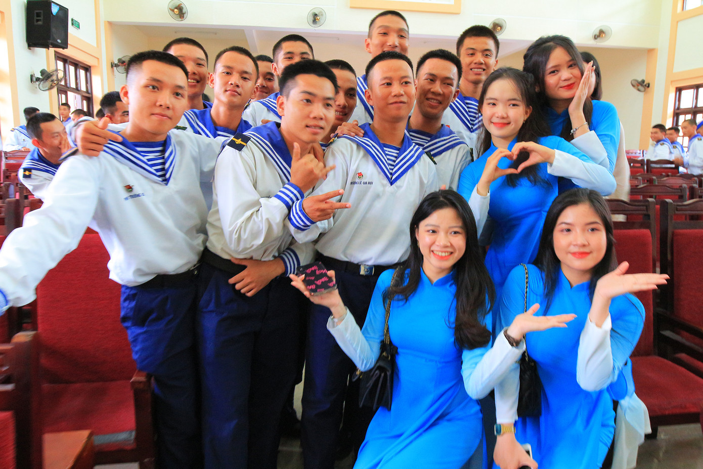 Giao lưu giữa bộ đội hải quân và sinh viên Duy Tân Giao lưu giữa bộ đội hải quân và sinh viên Duy Tân