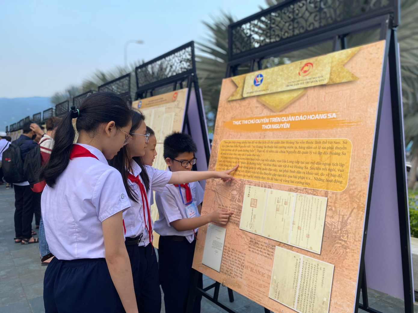 Triển lãm gồm 3 phần: Vịnh cảng vùng biển Đà Nẵng – vị thế giao thương quan trọng thời Nguyễn, Hoạt động đảm bảo an ninh vùng biển Đà Nẵng – Quảng Nam thời Nguyễn, Thực thi chủ quyền trên quần đảo Hoàng Sa thời Nguyễn. Ảnh: Phượng – Nhung.