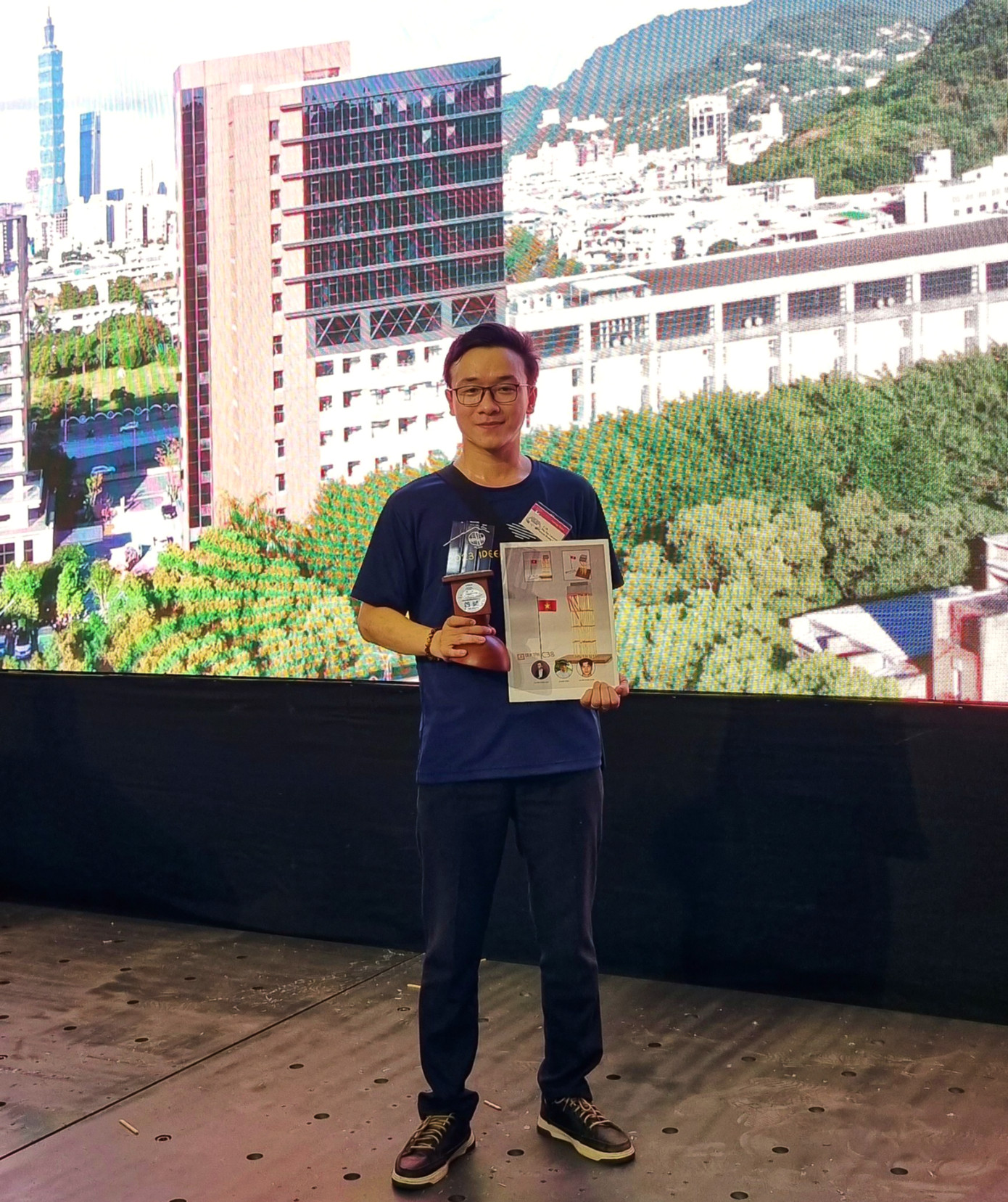 Nguyễn Hoàng Long cùng Cup Vô địch IDEERS Châu Á-Thái Bình Dương 2023