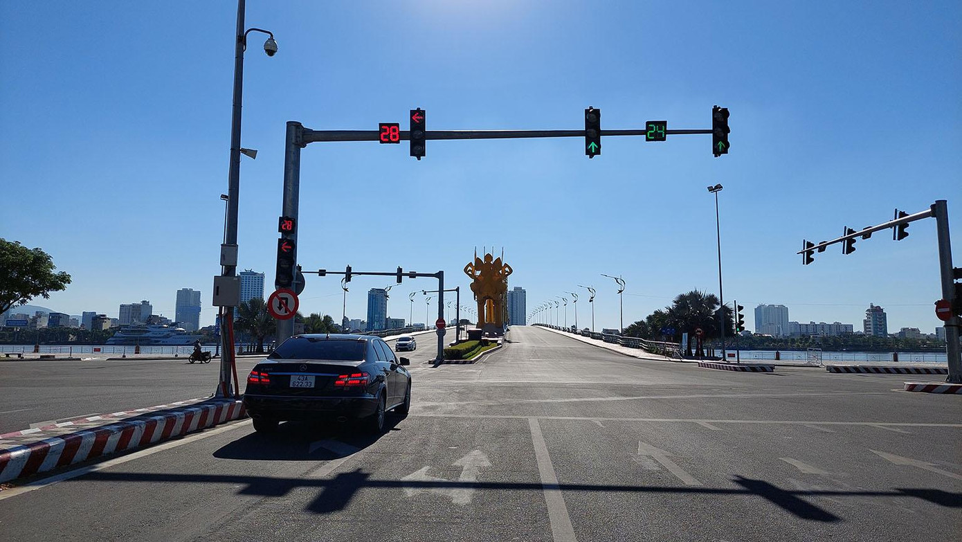 Cầu Rồng lúc 8h35, đường phố chỉ còn số ít xe công vụ. Ảnh: Tr.T