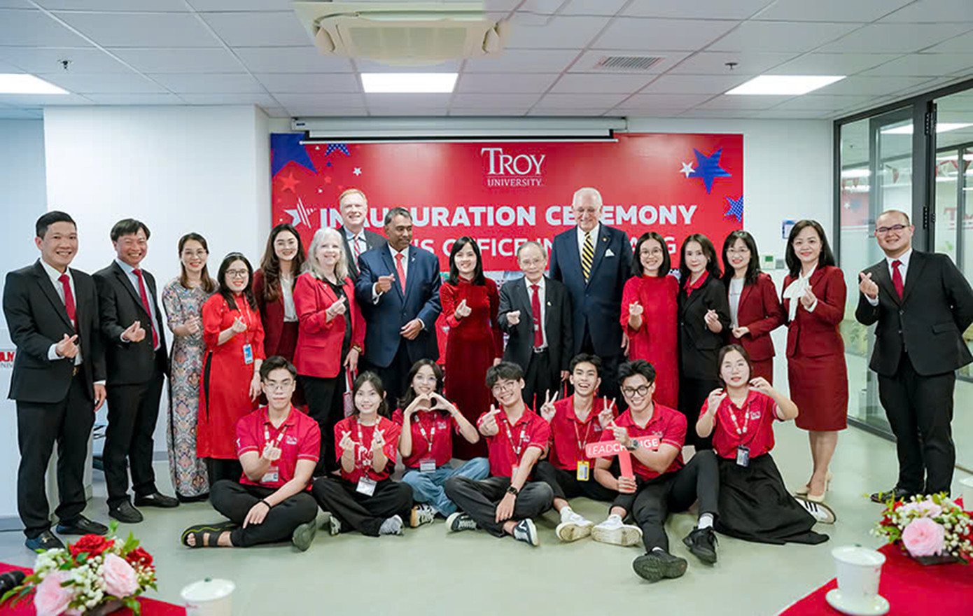 Chương trình được đào tạo 100% bằng tiếng Anh theo chuẩn giáo trình Mỹ và cơ hội làm việc hấp dẫn trên toàn cầu