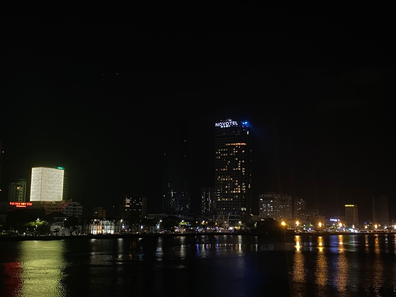 Tòa nhà Trung tâm Hành chính TP Đà Nẵng tắt phần lớn đèn chiếu sáng không cần thiết hưởng ứng Giờ trái đất. Ảnh: Thái Lâm