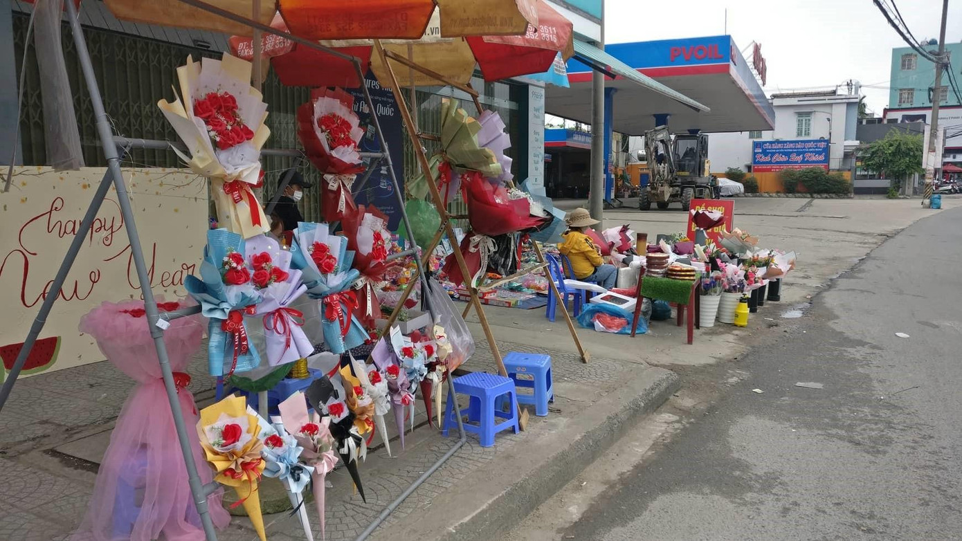 Các điểm bán hoa và socola tại vỉa hè cũng không có người lai vãng. Ảnh: Kim Ngân