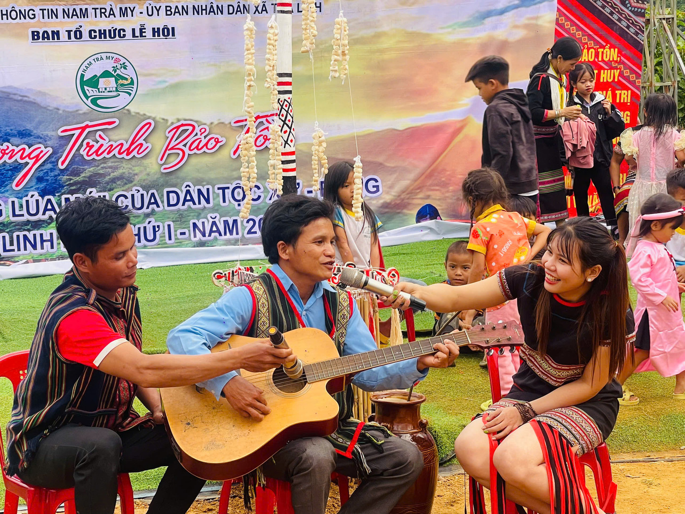 Niềm vui qua những câu hát đối đáp ở phần thi hát ting ting góp cho lễ hội thêm phần rộn rã.