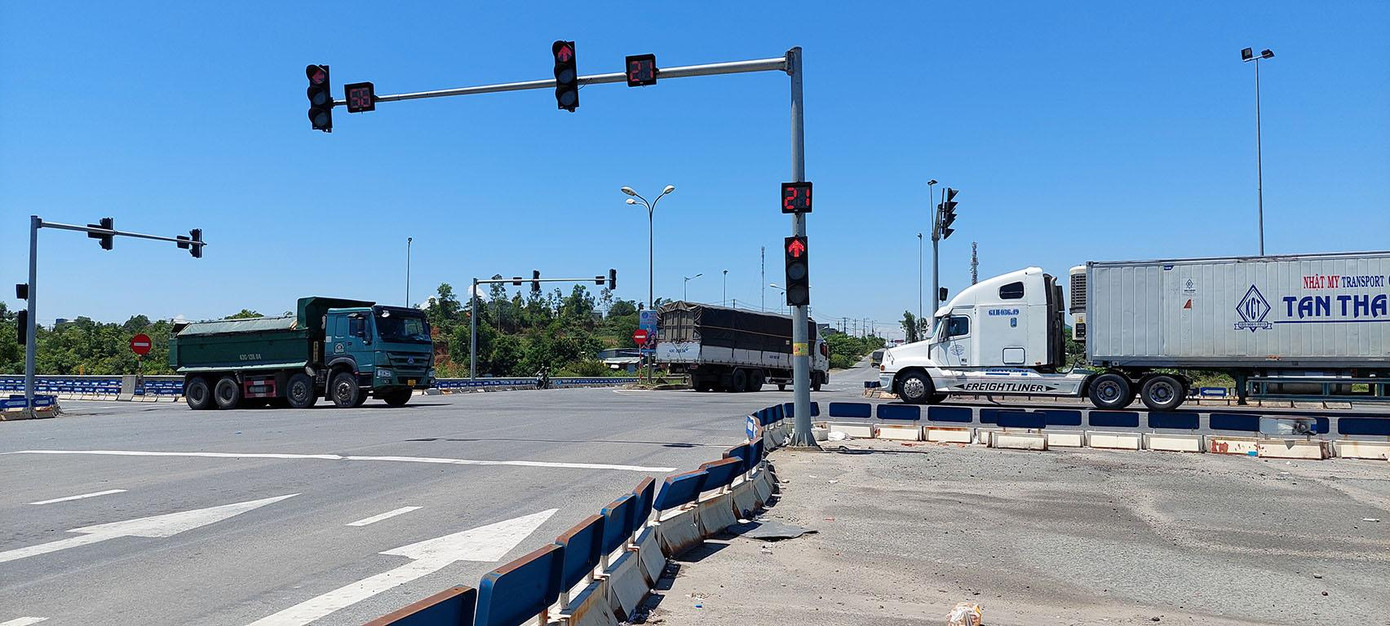 Dòng vận tải xanh vẫn đều đặn - ảnh Tr.T Dòng vận tải xanh vẫn đều đặn - ảnh Tr.T