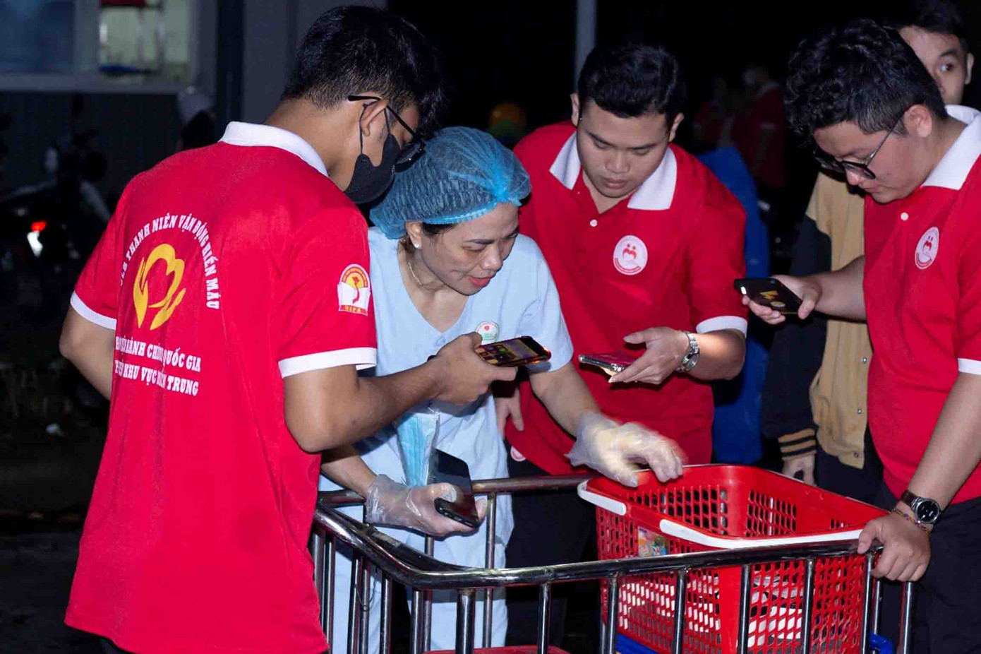 Cô bếp trưởng kiểm tra lại một lần để đảm bảo những suất cháo đã đầy đủ.