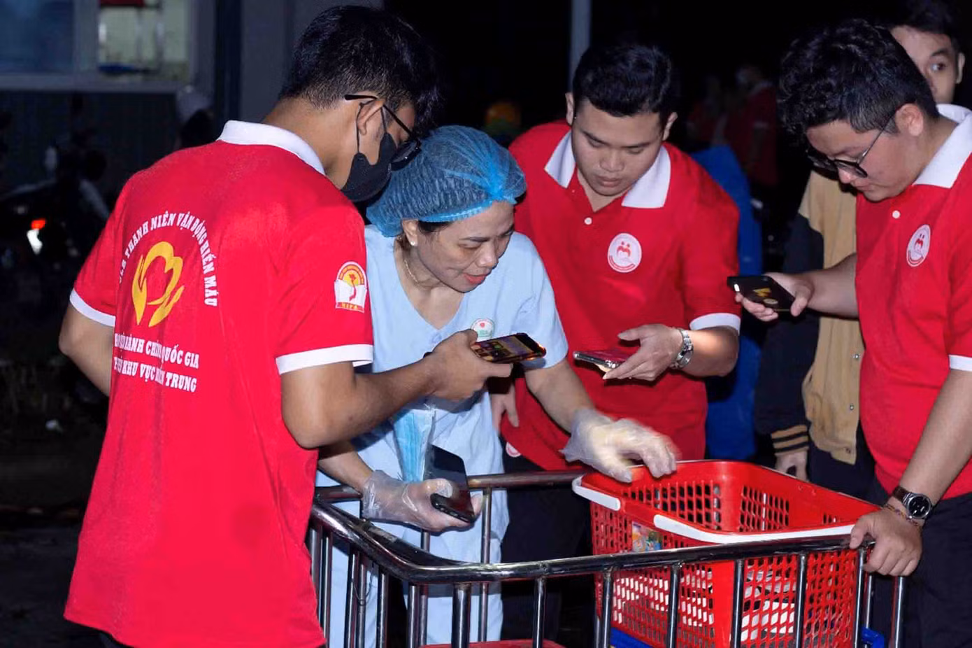 Cô bếp trưởng kiểm tra lại một lần để đảm bảo những suất cháo đã đầy đủ.