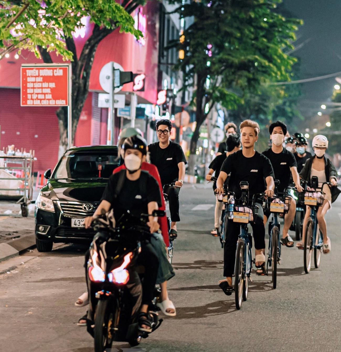 Nhóm ADN có khoảng 50 thành viên và thường xuyên phát quà tại các tuyến đường Khu công nghiệp Hòa Khánh (quận Liên Chiểu), dọc cầu Rồng, cầu sông Hàn,… Ảnh: NVCC