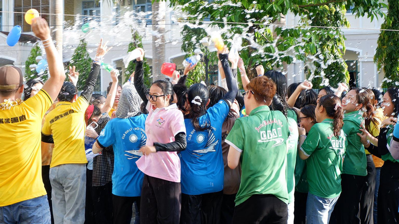 Hào hứng thức té nước trong Tết Bunpimay- Ảnh Thành Văn