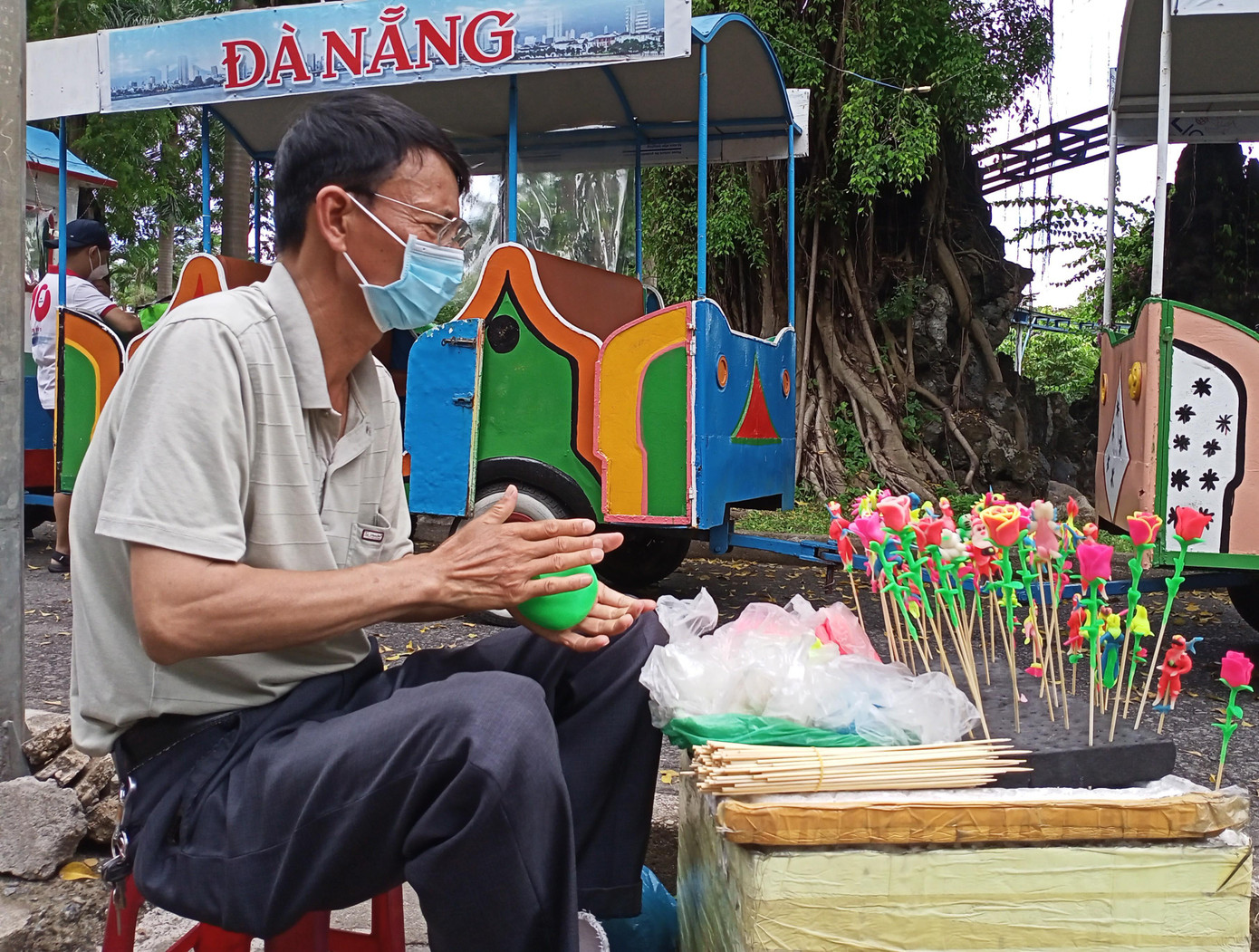 Mấy chục năm nay nghệ nhân Nguyễn Văn Kính mang nghề nặn tò he truyền thống đã 500 tuổi của làng Xuân La quê hương mình đi khắp nơi như là một cách gìn giữ Mấy chục năm nay nghệ nhân Nguyễn Văn Kính mang nghề nặn tò he truyền thống đã 500 tuổi của làng Xuân La quê hương mình đi khắp nơi như là một cách gìn giữ