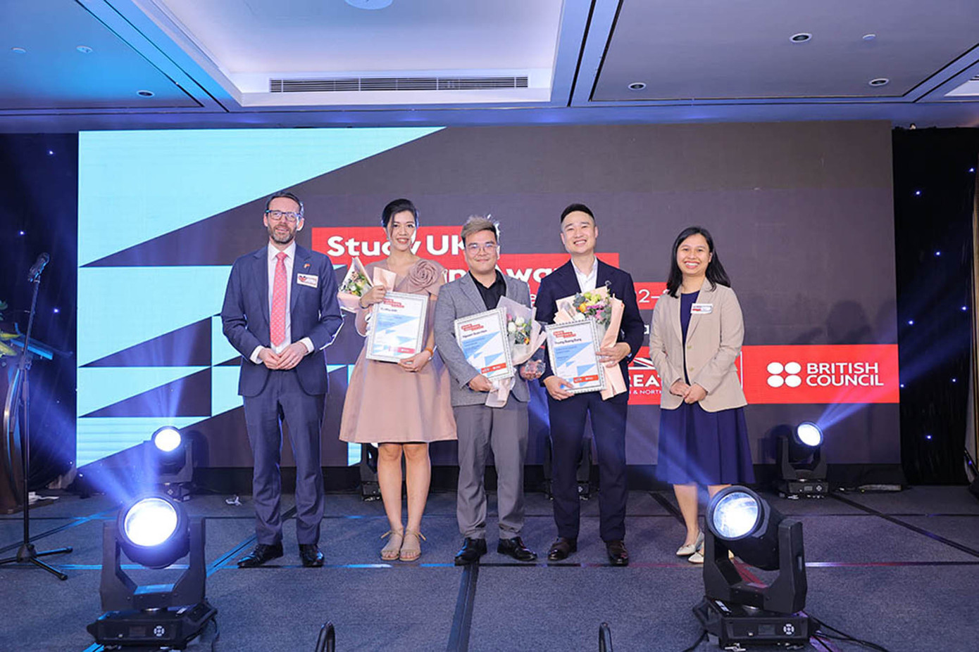 Anh Nguyễn Xuân Mẫn (đứng giữa) là Quán quân Giải Văn hóa và Sáng tạo