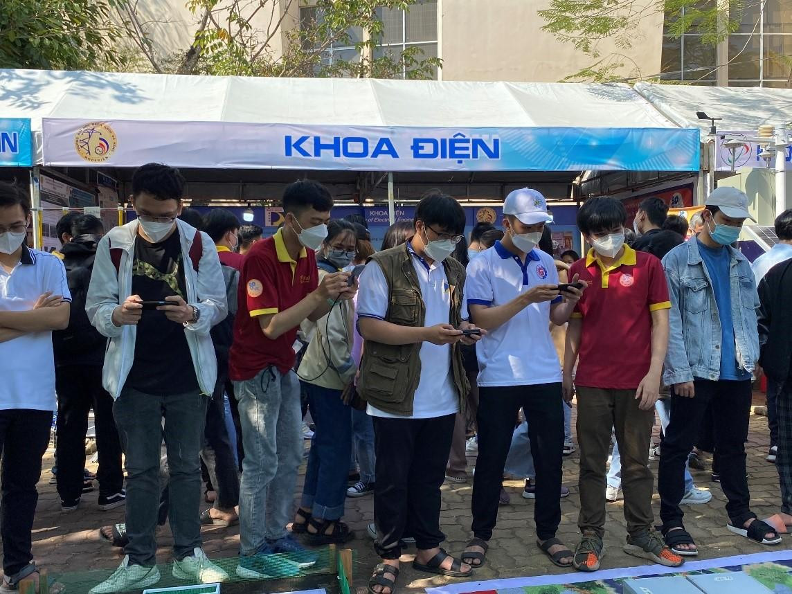 Không khí nhộn nhịp sôi nổi từ người tham quan đến các thí sinh