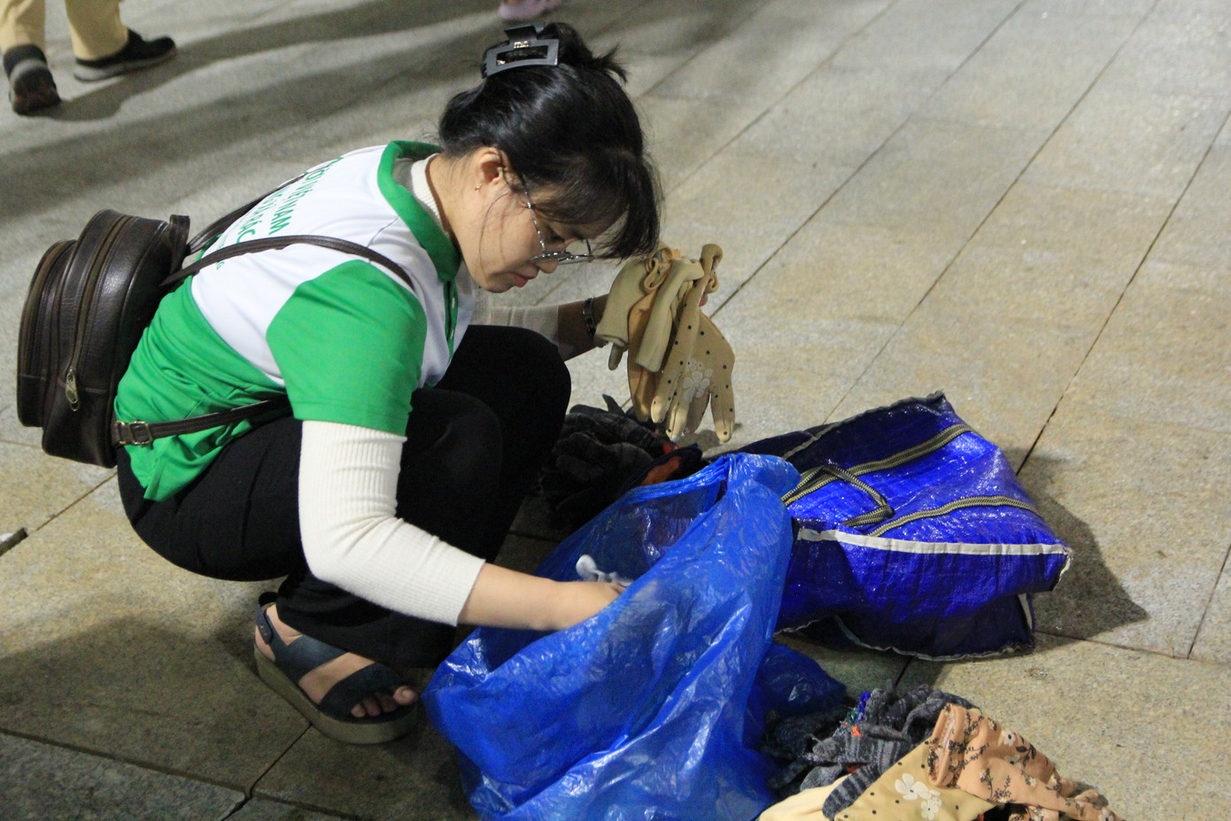 Trước khi bắt tay vào dọn dẹp, các tình nguyện viên cẩn thận chuẩn bị đầy đủ bao tay, bao tải, kẹp gắp rác… Mọi thứ được sắp xếp gọn gàng, sẵn sàng làm sạch môi trường sau sự kiện.