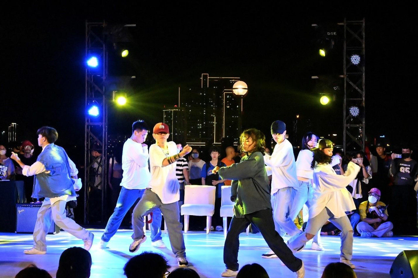 Màn trình diễn sôi động của các bạn trẻ - Ảnh: Huỳnh Như Màn trình diễn sôi động của các bạn trẻ - Ảnh: Huỳnh Như