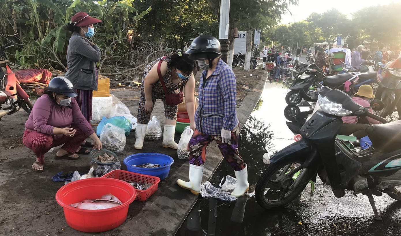 Trước tình huống đột xuất này, nhằm đảm bảo quyền lợi cho ngư dân và tiểu thương, cơ quan chức năng đã cho các tiểu thương được phép bán hải sản ở hai bên vỉa hè đường Vân Đồn gần cảng cá. Lực lượng quy tắc đô thị tiến hành quản lí và phân luồng cho tiểu thương. Trước tình huống đột xuất này, nhằm đảm bảo quyền lợi cho ngư dân và tiểu thương, cơ quan chức năng đã cho các tiểu thương được phép bán hải sản ở hai bên vỉa hè đường Vân Đồn gần cảng cá. Lực lượng quy tắc đô thị tiến hành quản lí và phân luồng cho tiểu thương.