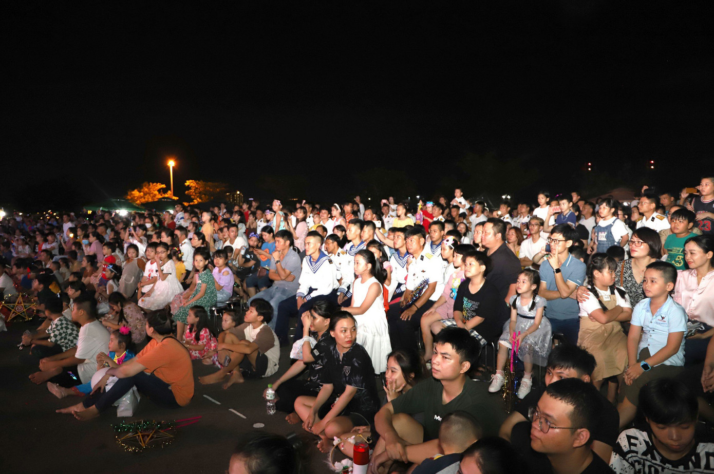 Chương trình thu hút đông đảo các cháu thiếu nhi cùng các bậc phụ huynh đến cổ vũ, động viên (Ảnh: Hoàng Diệu)