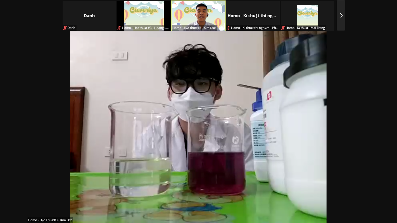 Nhóm các em học sinh thực hiện thí nghiệm hóa học với cái tên “Dung dịch cầu vồng”.