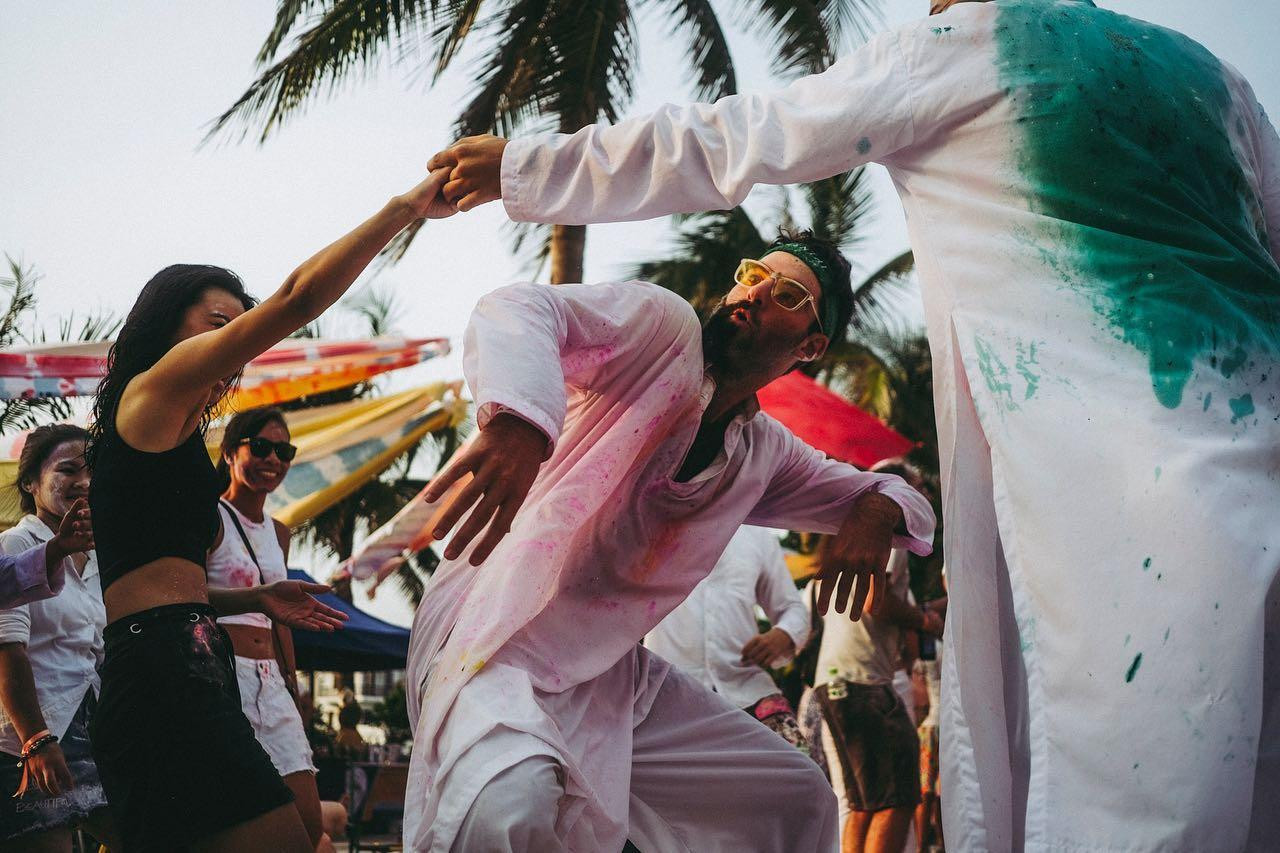 Cứ vào mỗi buổi chiều, bên bờ biển Đà Nẵng, cộng đồng Dork Dancing Danang lại cùng nhau nhảy nhót, ngẫu hứng không phân biệt già trẻ, lớn bé hay khác biệt về văn hóa - Ảnh: Dork Dancing Danang Cứ vào mỗi buổi chiều, bên bờ biển Đà Nẵng, cộng đồng Dork Dancing Danang lại cùng nhau nhảy nhót, ngẫu hứng không phân biệt già trẻ, lớn bé hay khác biệt về văn hóa - Ảnh: Dork Dancing Danang