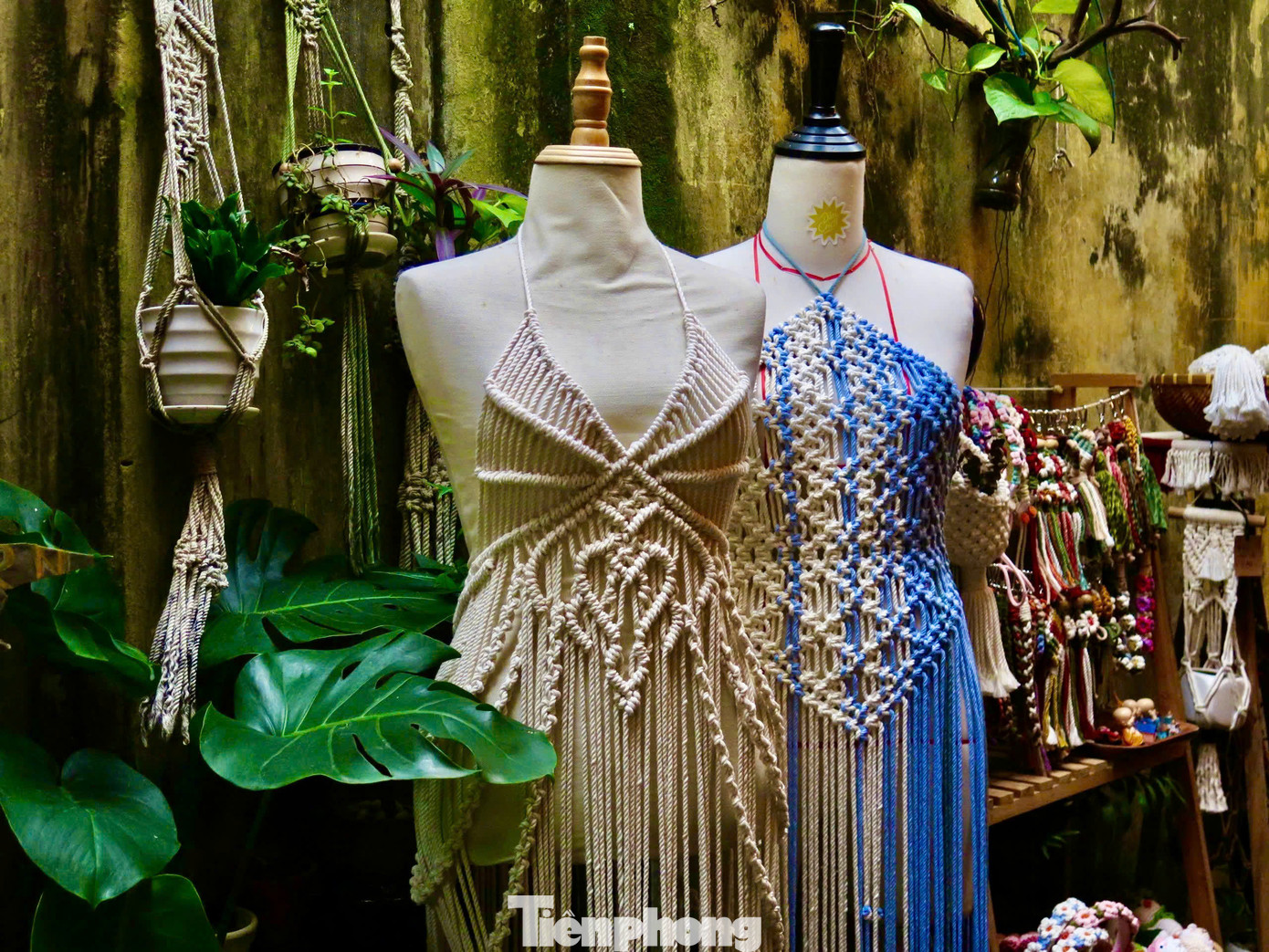 Sợi cotton, với ưu điểm về độ mềm và độ rủ, là chất liệu hoàn hảo để thắt những chiếc váy mang vẻ đẹp tinh tế và sự thoải mái cho người mặc. Ảnh: Ngọc Thắm Sợi cotton, với ưu điểm về độ mềm và độ rủ, là chất liệu hoàn hảo để thắt những chiếc váy mang vẻ đẹp tinh tế và sự thoải mái cho người mặc. Ảnh: Ngọc Thắm