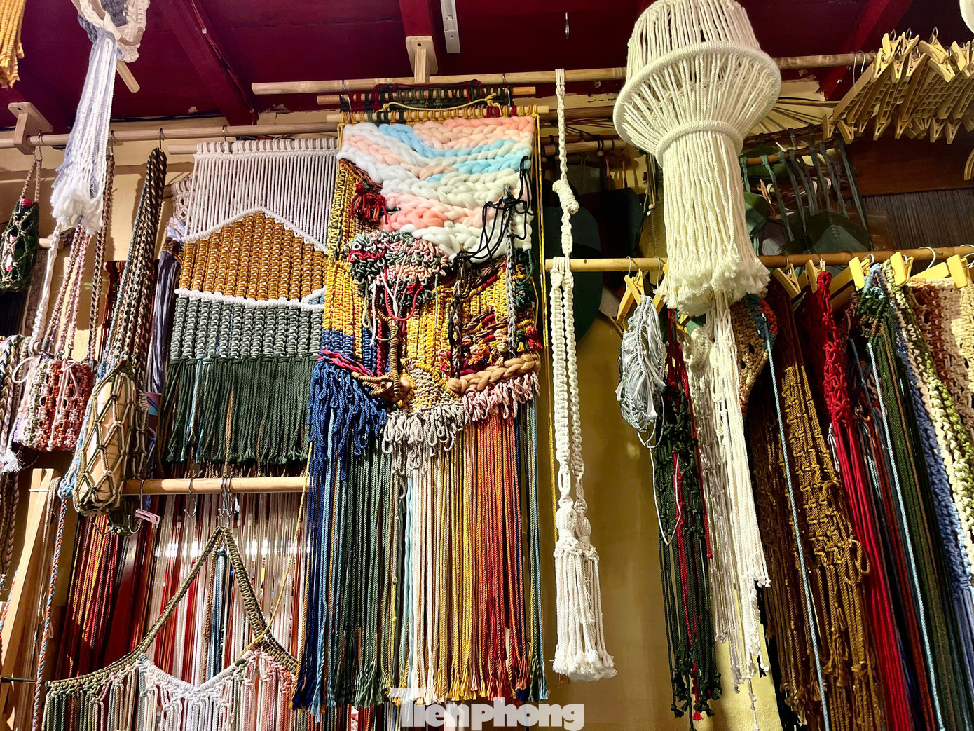 "Mùa thu Hội An" khắc họa sắc trời thu cùng những ngôi nhà cổ, lồng đèn và những dấu ấn giao thoa giữa văn hóa Việt – Pháp. Cả cũ và mới đều hòa quyện, như một cách tái hiện dòng chảy thời gian của phố Hội. Ảnh: Ngọc Thắm "Mùa thu Hội An" khắc họa sắc trời thu cùng những ngôi nhà cổ, lồng đèn và những dấu ấn giao thoa giữa văn hóa Việt – Pháp. Cả cũ và mới đều hòa quyện, như một cách tái hiện dòng chảy thời gian của phố Hội. Ảnh: Ngọc Thắm