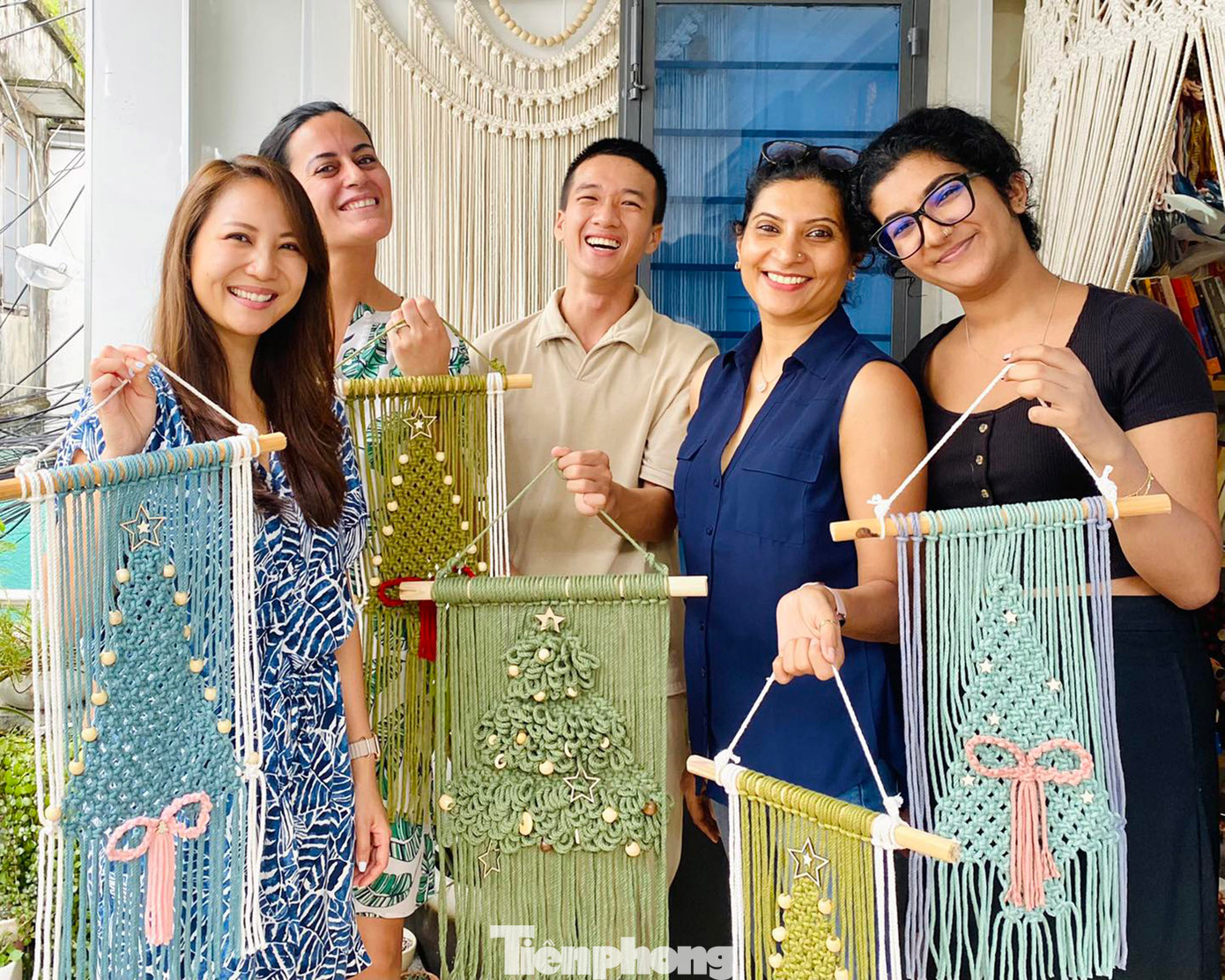 Du khách quốc tế hào hứng với những sản phẩm thủ công do chính mình tạo ra. Ảnh: NVCC Du khách quốc tế hào hứng với những sản phẩm thủ công do chính mình tạo ra. Ảnh: NVCC