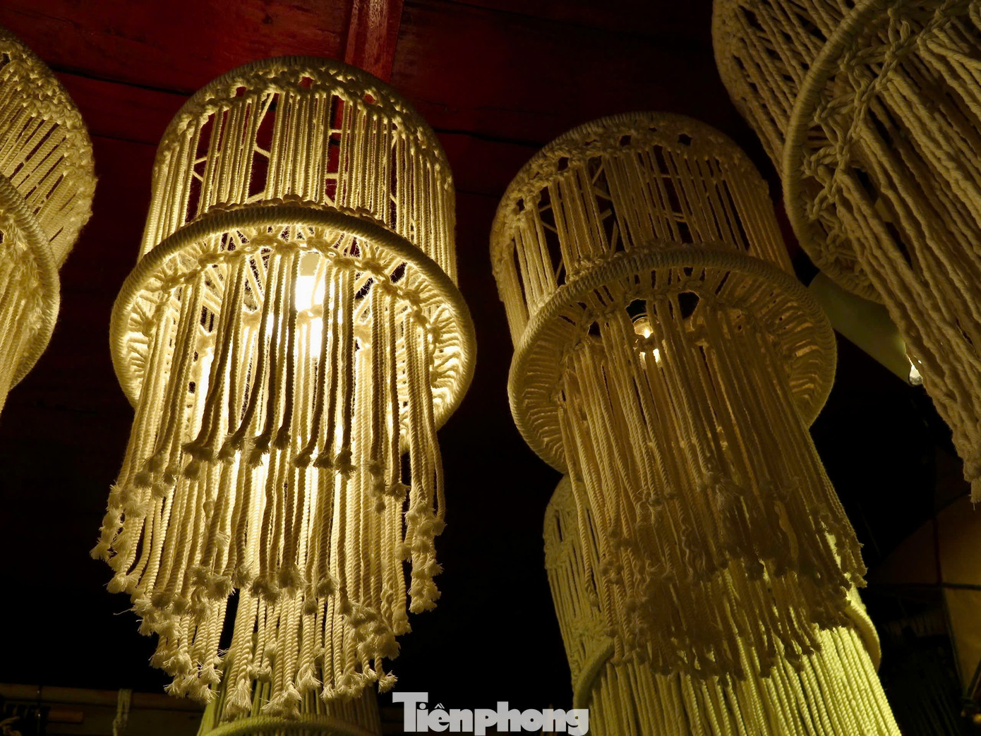 Để tạo nên những chiếc rèm và đèn macrame có độ rủ đẹp mắt và kết cấu vững chắc, người thợ cần chọn loại sợi dày và chắc chắn. Quá trình thắt cũng đòi hỏi sự tỉ mỉ và kỹ thuật cao hơn so với các sản phẩm khác. Ảnh: Ngọc Thắm và NVCC Để tạo nên những chiếc rèm và đèn macrame có độ rủ đẹp mắt và kết cấu vững chắc, người thợ cần chọn loại sợi dày và chắc chắn. Quá trình thắt cũng đòi hỏi sự tỉ mỉ và kỹ thuật cao hơn so với các sản phẩm khác. Ảnh: Ngọc Thắm và NVCC