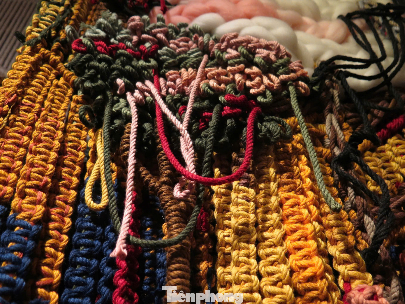 "Mùa thu Hội An" khắc họa sắc trời thu cùng những ngôi nhà cổ, lồng đèn và những dấu ấn giao thoa giữa văn hóa Việt – Pháp. Cả cũ và mới đều hòa quyện, như một cách tái hiện dòng chảy thời gian của phố Hội. Ảnh: Ngọc Thắm "Mùa thu Hội An" khắc họa sắc trời thu cùng những ngôi nhà cổ, lồng đèn và những dấu ấn giao thoa giữa văn hóa Việt – Pháp. Cả cũ và mới đều hòa quyện, như một cách tái hiện dòng chảy thời gian của phố Hội. Ảnh: Ngọc Thắm