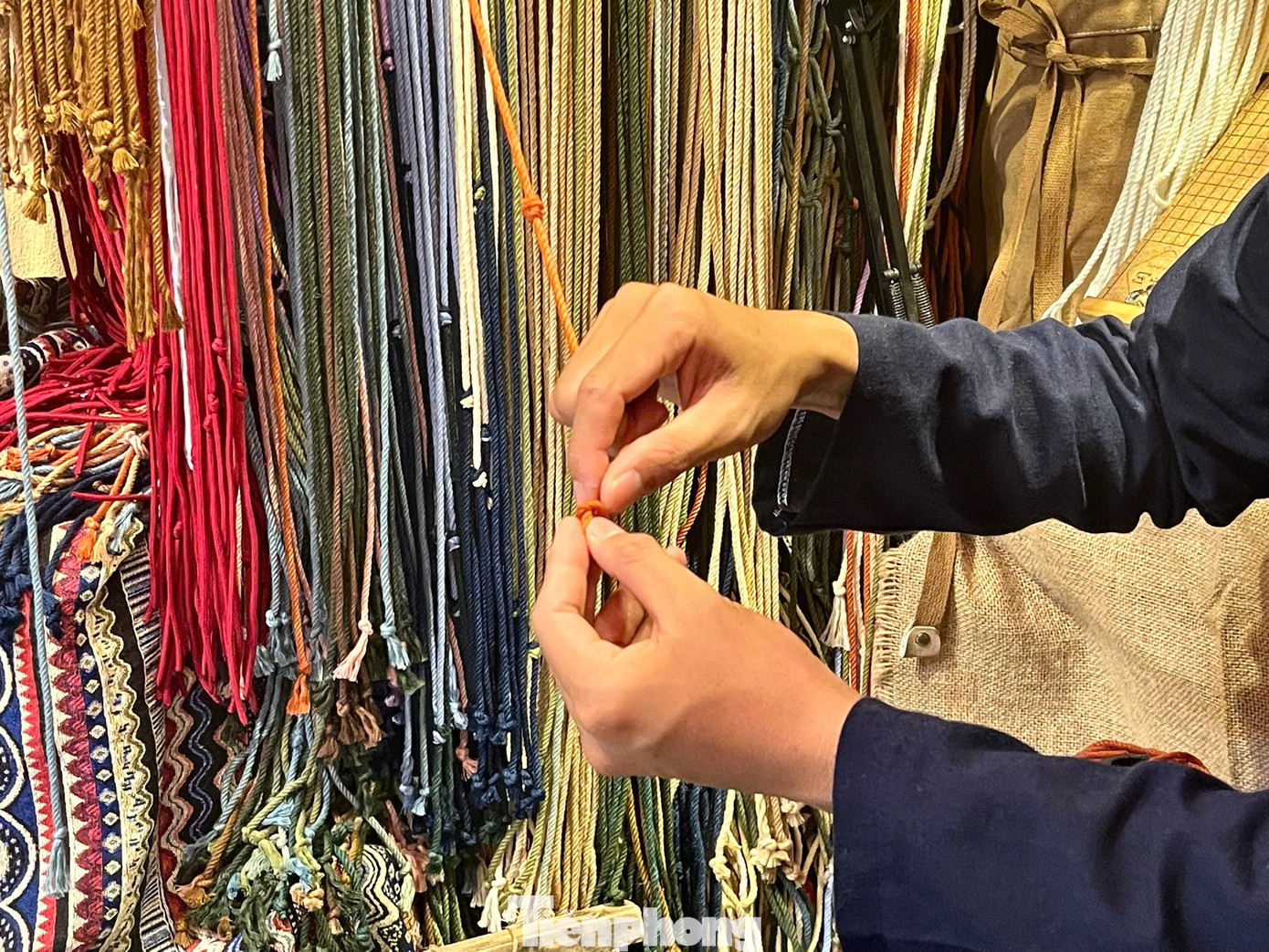 “Hành trình tìm kiếm bản thân cũng giống như việc thắt dây, sai ở đâu, sửa ở đó, rồi mình sẽ thấy con đường mình đi”, anh Kim vừa thắt dây vừa chia sẻ. Ảnh: Ngọc Thắm “Hành trình tìm kiếm bản thân cũng giống như việc thắt dây, sai ở đâu, sửa ở đó, rồi mình sẽ thấy con đường mình đi”, anh Kim vừa thắt dây vừa chia sẻ. Ảnh: Ngọc Thắm