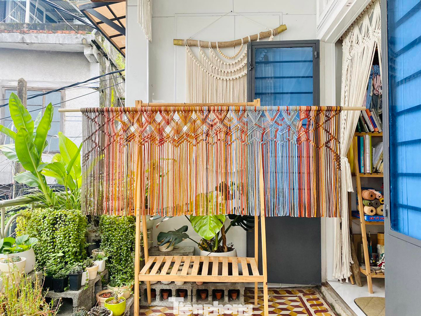 Để tạo nên những chiếc rèm và đèn macrame có độ rủ đẹp mắt và kết cấu vững chắc, người thợ cần chọn loại sợi dày và chắc chắn. Quá trình thắt cũng đòi hỏi sự tỉ mỉ và kỹ thuật cao hơn so với các sản phẩm khác. Ảnh: Ngọc Thắm và NVCC Để tạo nên những chiếc rèm và đèn macrame có độ rủ đẹp mắt và kết cấu vững chắc, người thợ cần chọn loại sợi dày và chắc chắn. Quá trình thắt cũng đòi hỏi sự tỉ mỉ và kỹ thuật cao hơn so với các sản phẩm khác. Ảnh: Ngọc Thắm và NVCC