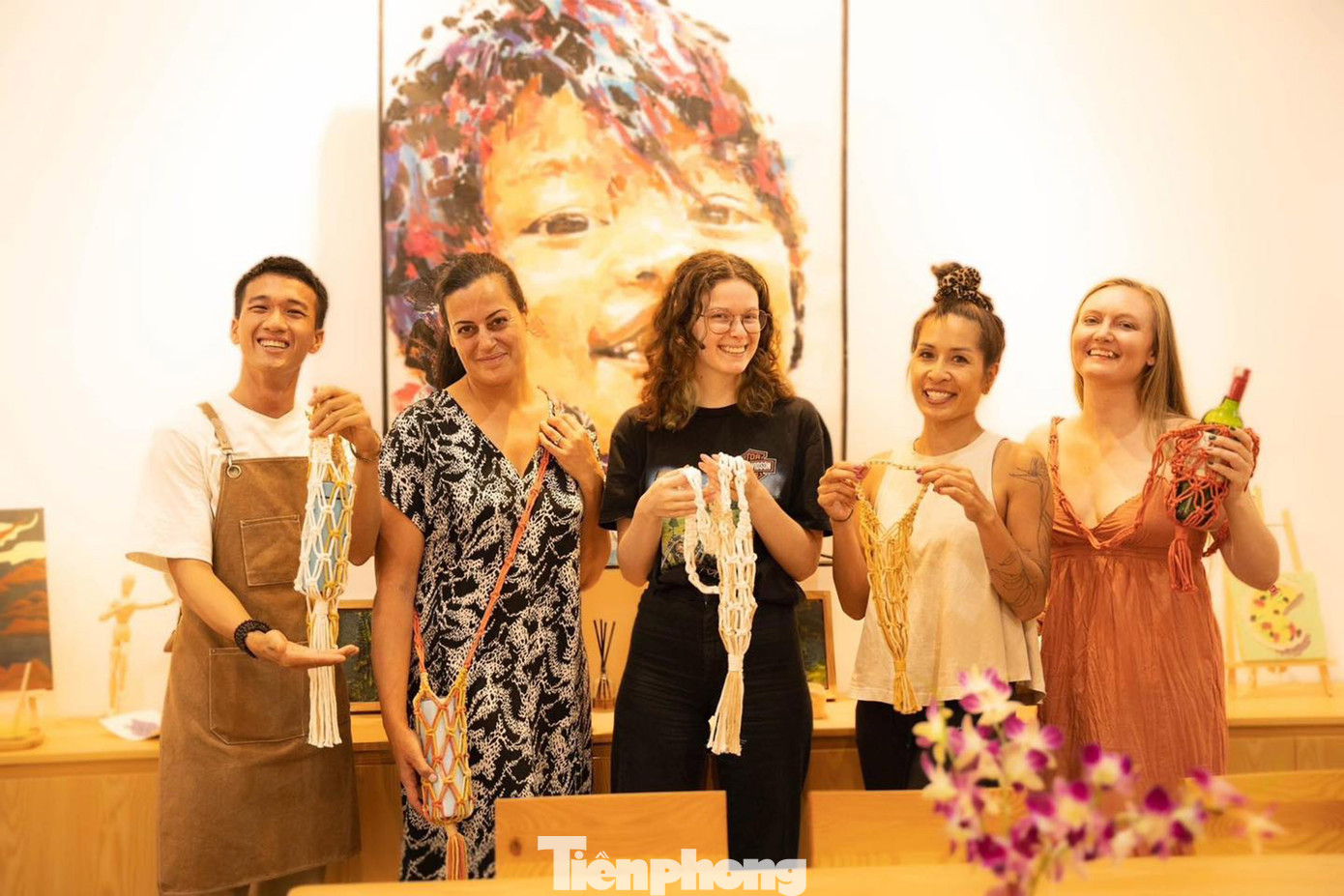 Du khách quốc tế hào hứng với những sản phẩm thủ công do chính mình tạo ra. Ảnh: NVCC Du khách quốc tế hào hứng với những sản phẩm thủ công do chính mình tạo ra. Ảnh: NVCC