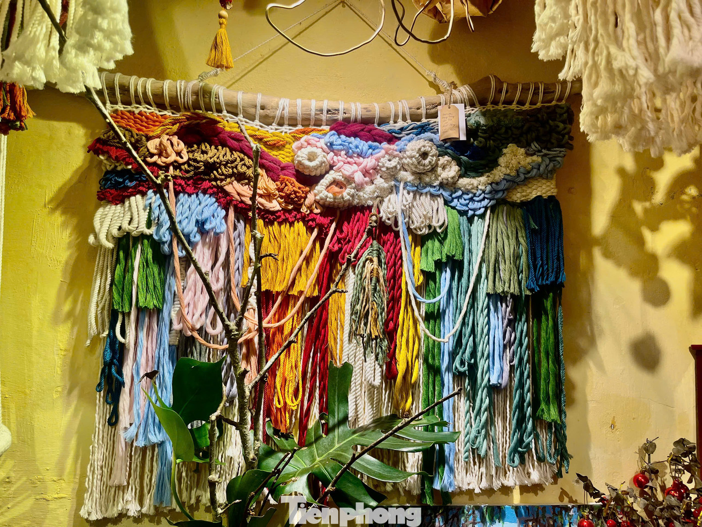 Tác phẩm "Deep Ocean" được anh thực hiện trong thời gian giãn cách COVID-19, khi con người sống chậm lại và suy ngẫm về cuộc sống. Lấy cảm hứng từ đại dương sâu thẳm, anh tái hiện sắc xanh của biển, những rạn san hô và dòng nước mặn mòi qua từng sợi dây. Ảnh: Ngọc Thắm Tác phẩm "Deep Ocean" được anh thực hiện trong thời gian giãn cách COVID-19, khi con người sống chậm lại và suy ngẫm về cuộc sống. Lấy cảm hứng từ đại dương sâu thẳm, anh tái hiện sắc xanh của biển, những rạn san hô và dòng nước mặn mòi qua từng sợi dây. Ảnh: Ngọc Thắm