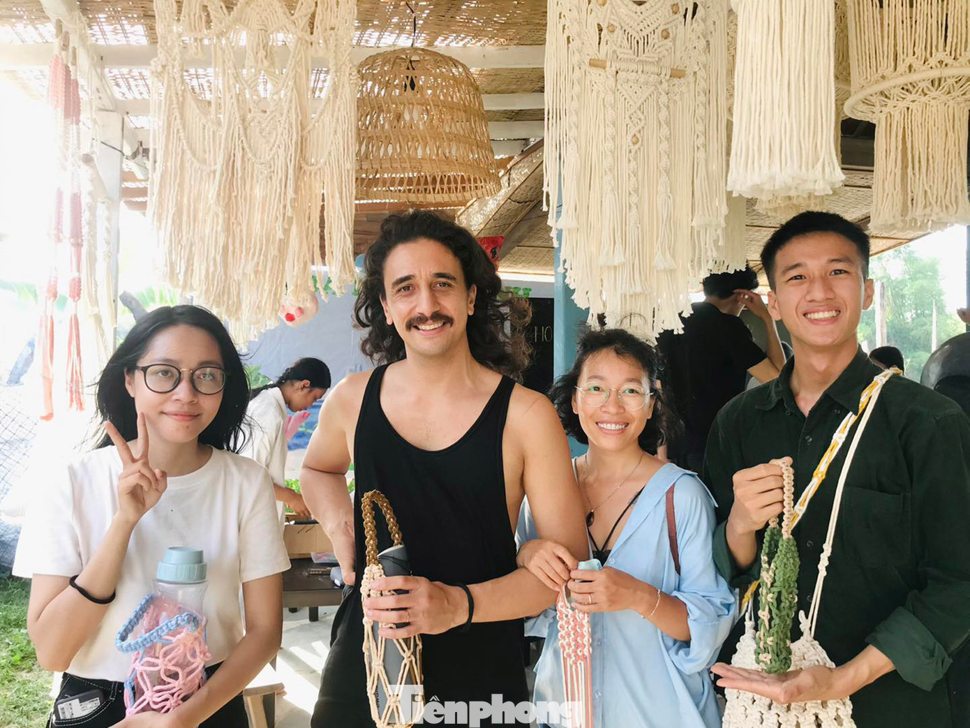 Du khách quốc tế hào hứng với những sản phẩm thủ công do chính mình tạo ra. Ảnh: NVCC Du khách quốc tế hào hứng với những sản phẩm thủ công do chính mình tạo ra. Ảnh: NVCC