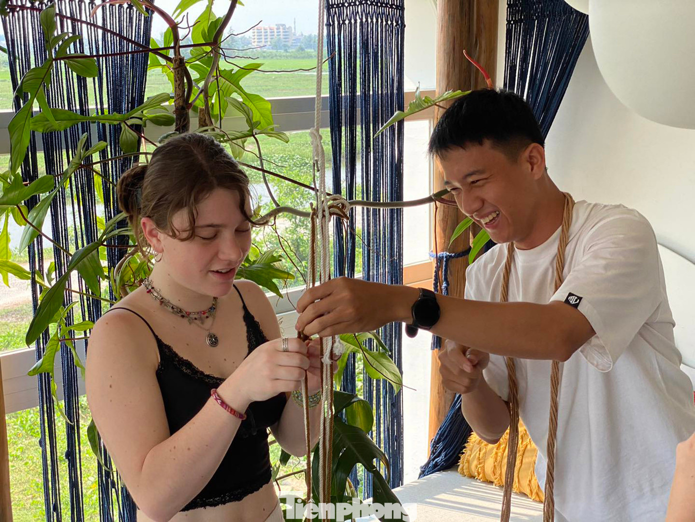 Du khách quốc tế hào hứng với những sản phẩm thủ công do chính mình tạo ra. Ảnh: NVCC Du khách quốc tế hào hứng với những sản phẩm thủ công do chính mình tạo ra. Ảnh: NVCC