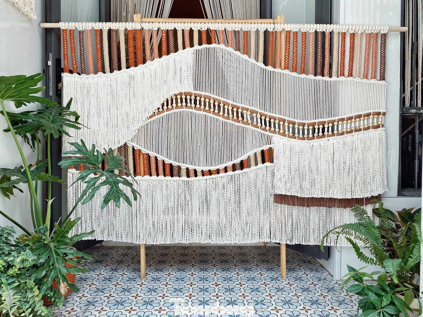 Để tạo nên những chiếc rèm và đèn macrame có độ rủ đẹp mắt và kết cấu vững chắc, người thợ cần chọn loại sợi dày và chắc chắn. Quá trình thắt cũng đòi hỏi sự tỉ mỉ và kỹ thuật cao hơn so với các sản phẩm khác. Ảnh: Ngọc Thắm và NVCC Để tạo nên những chiếc rèm và đèn macrame có độ rủ đẹp mắt và kết cấu vững chắc, người thợ cần chọn loại sợi dày và chắc chắn. Quá trình thắt cũng đòi hỏi sự tỉ mỉ và kỹ thuật cao hơn so với các sản phẩm khác. Ảnh: Ngọc Thắm và NVCC